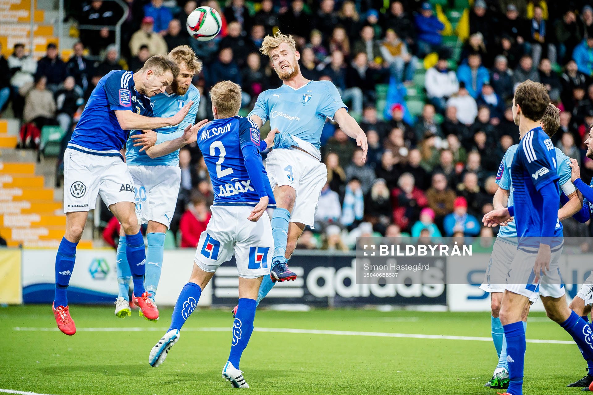 Malmö FFs Rasmus Bengtsson och Filip Helander i en