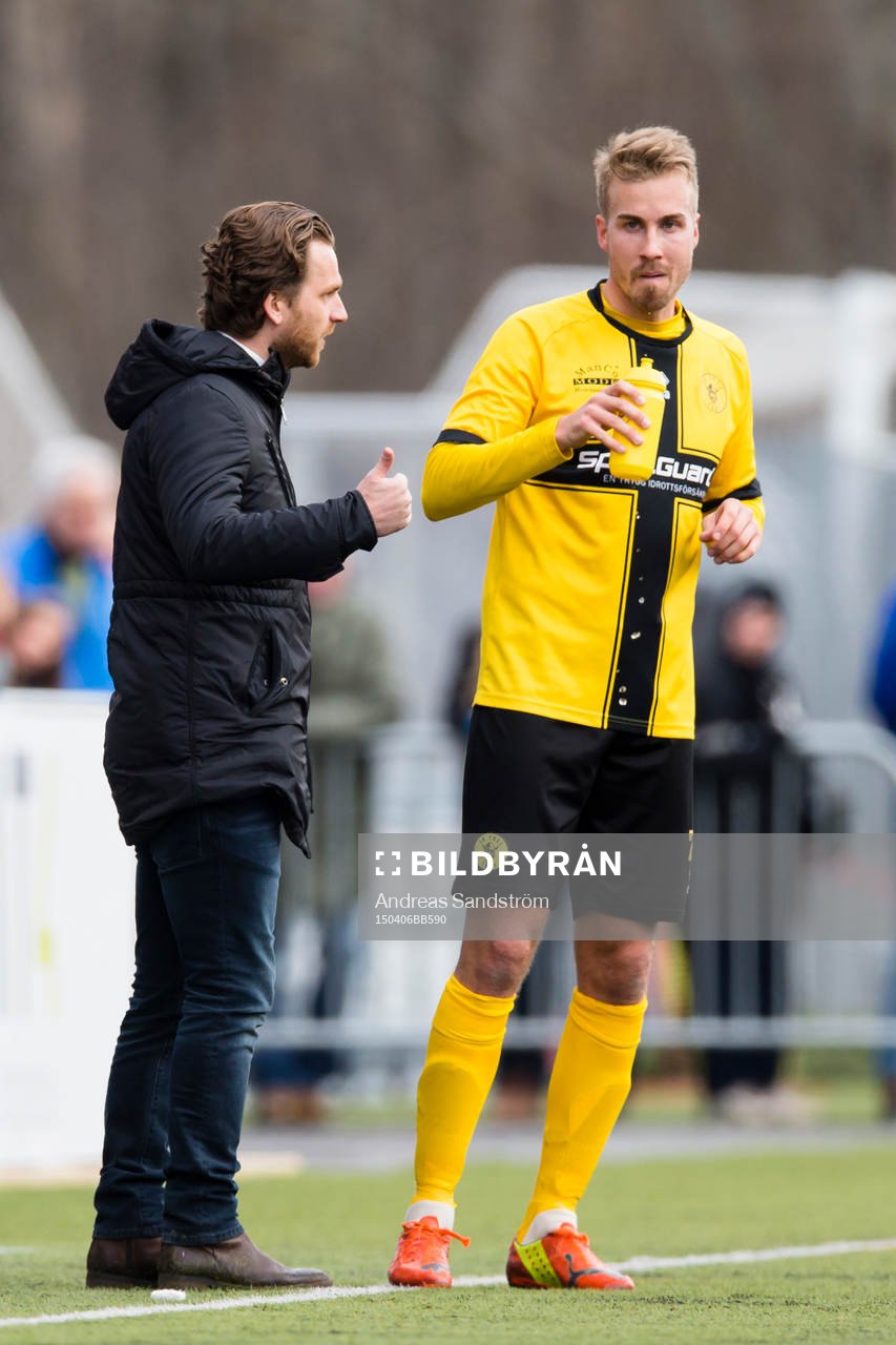 IK Frej Täbys tränare Bartosz Grzelak samtalar med Daniel