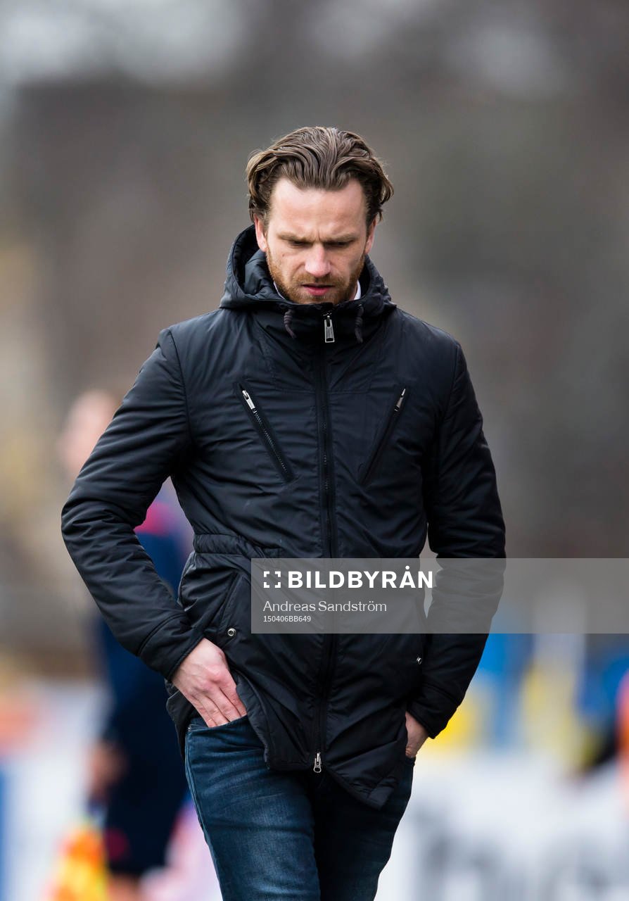 IK Frej Täbys tränare Bartosz Grzelak ser fundersam ut