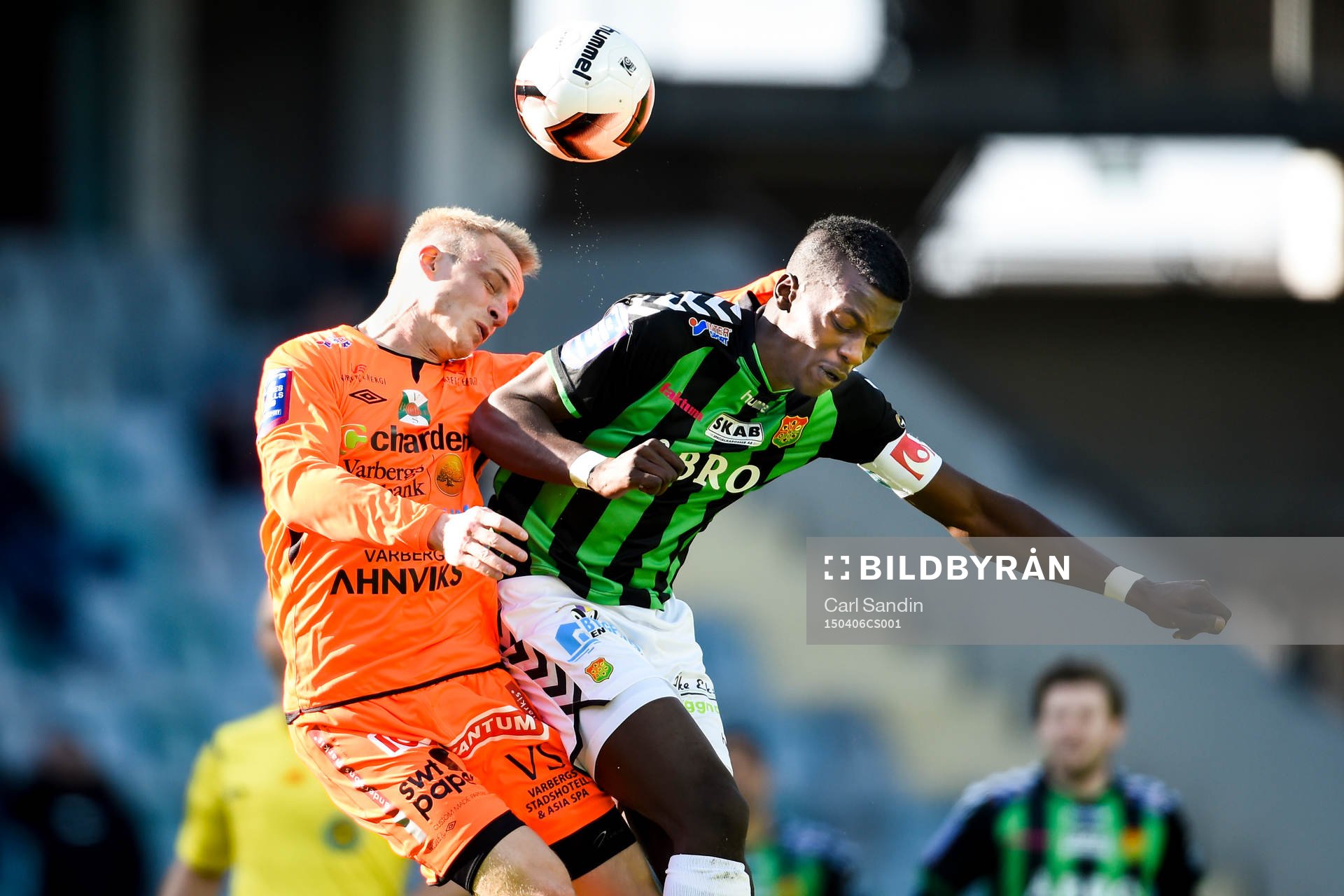 Varbergs Pär Asp i nickduell med Gais Bryan Johansson under en fotbollsmatch i Superettan mellan Gais och Varberg den 6 april 2015 i Göteborg.
