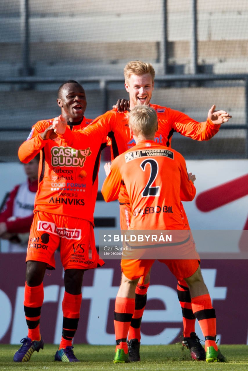 Varbergs Mats André Kaland jublar ihop med Nsima Peter och