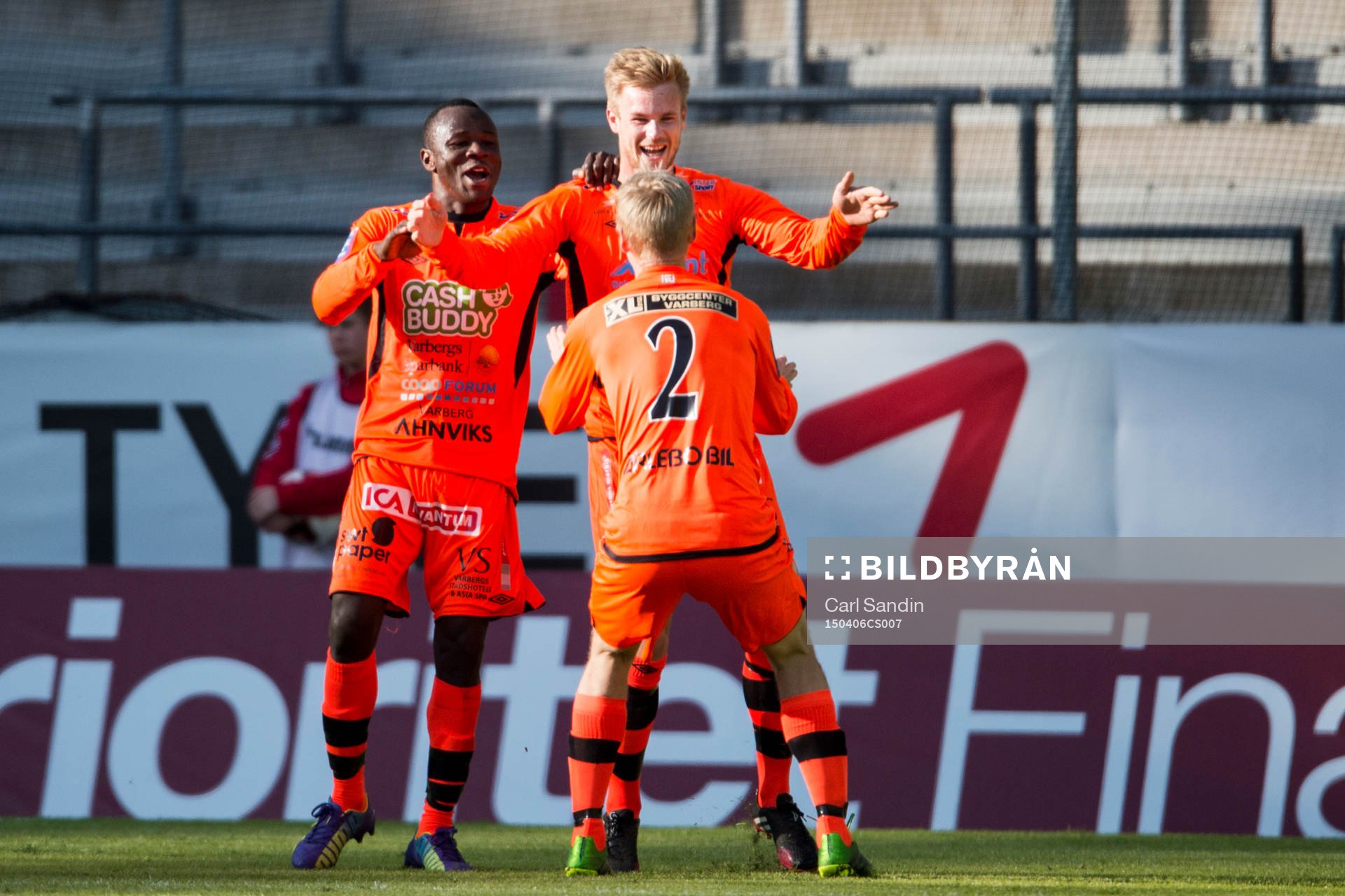 Varbergs Mats André Kaland jublar ihop med Nsima Peter och