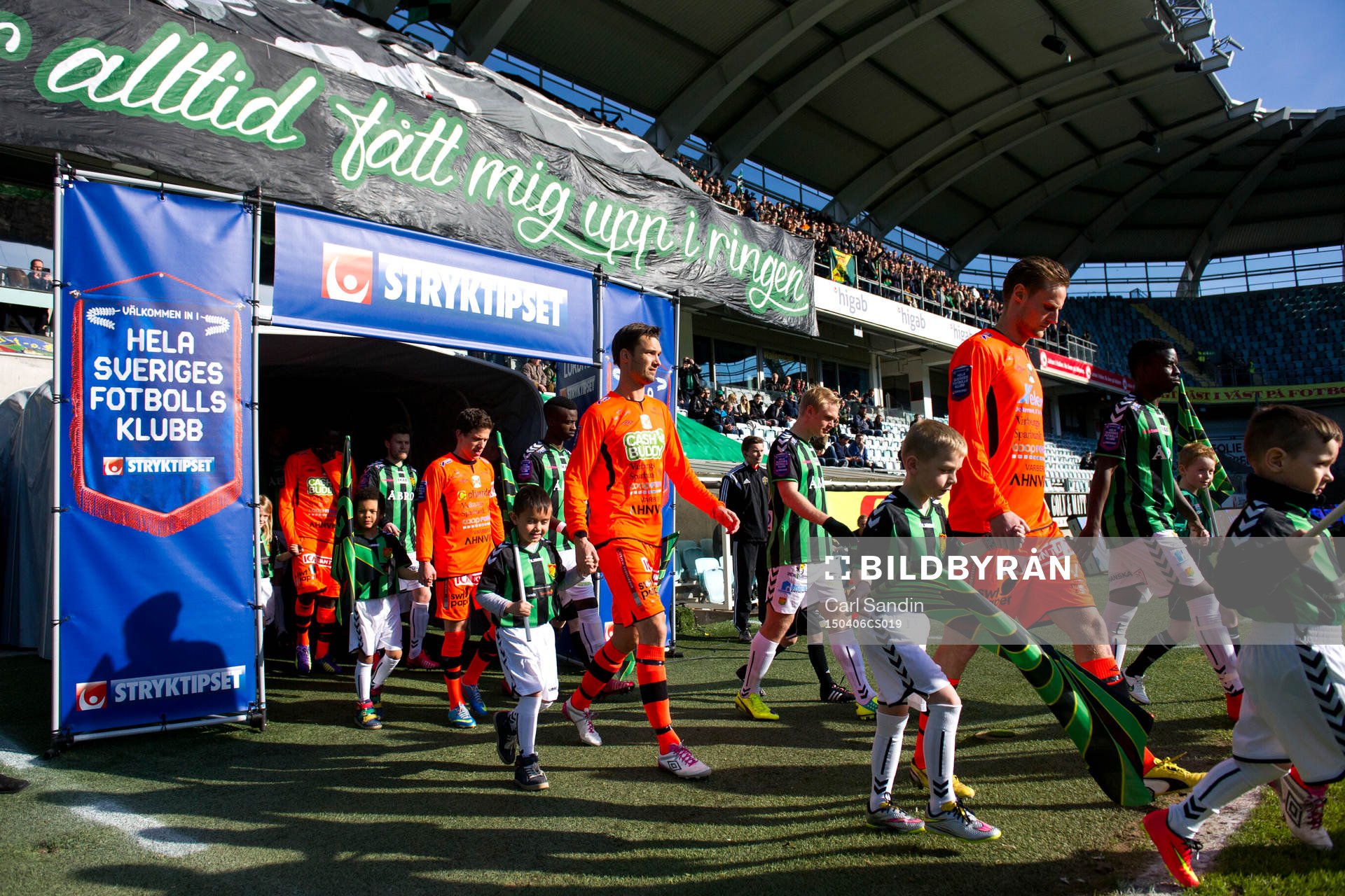 Lagen går in på arenan innan en fotbollsmatch i Superettan mellan Gais och Varberg den 6 april 2015 i Göteborg.