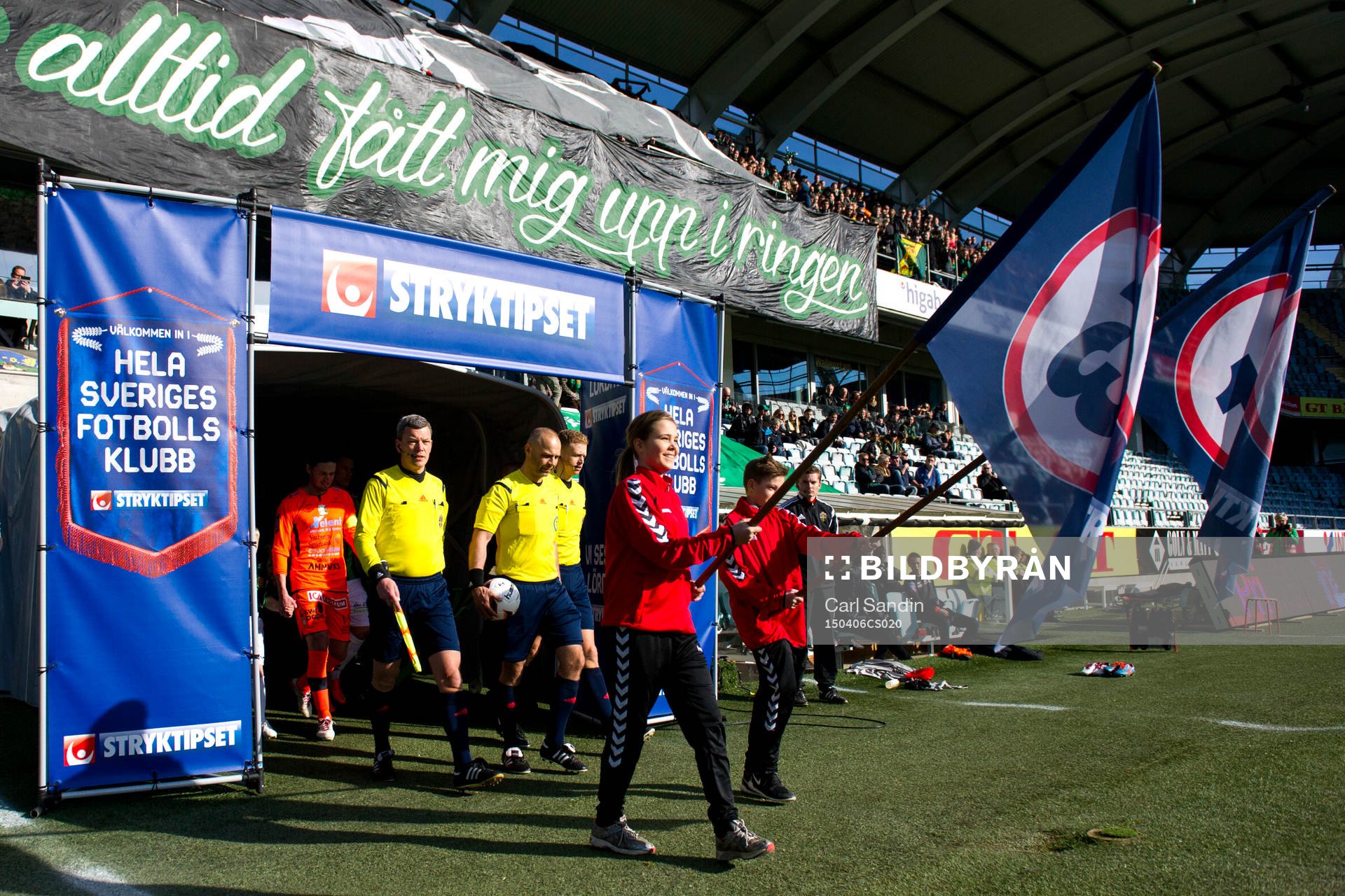 Lagen går in på arenan innan en fotbollsmatch i
