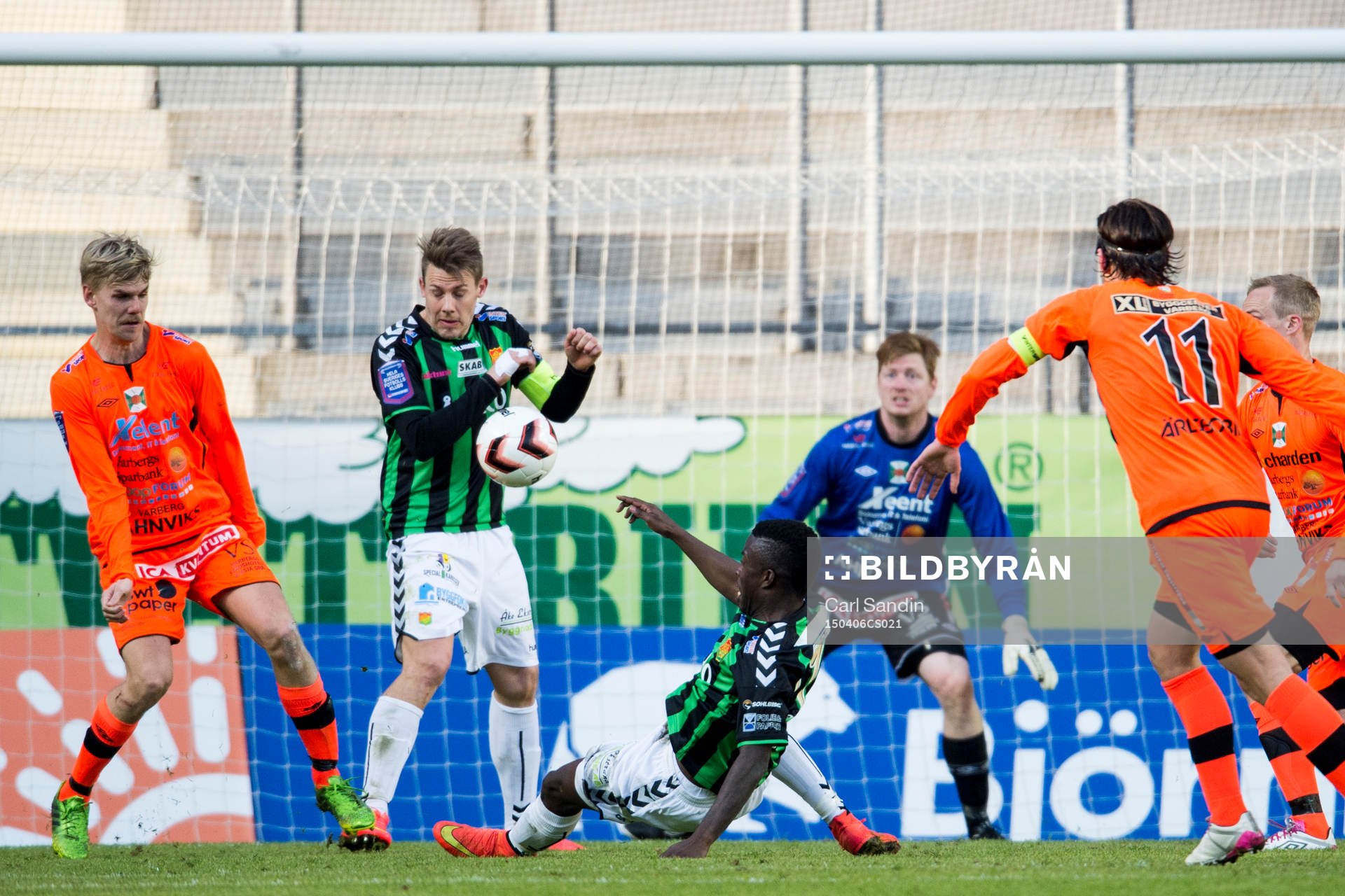 Varbergs Robin Tranberg (h) skjuter och Gais Patrik