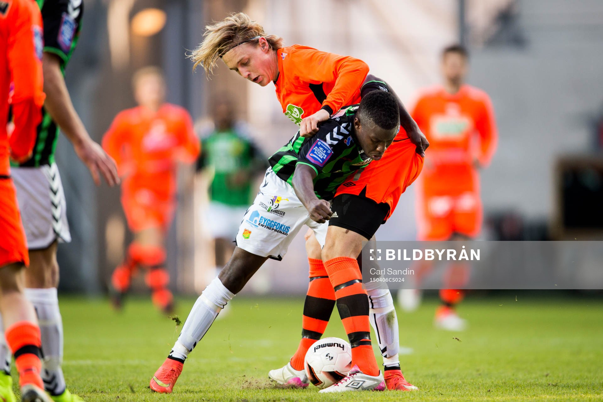 Gais Kieron Cadogan i kamp med Varbergs Joakim Lindner under en fotbollsmatch i Superettan mellan Gais och Varberg den 6 april 2015 i Göteborg.