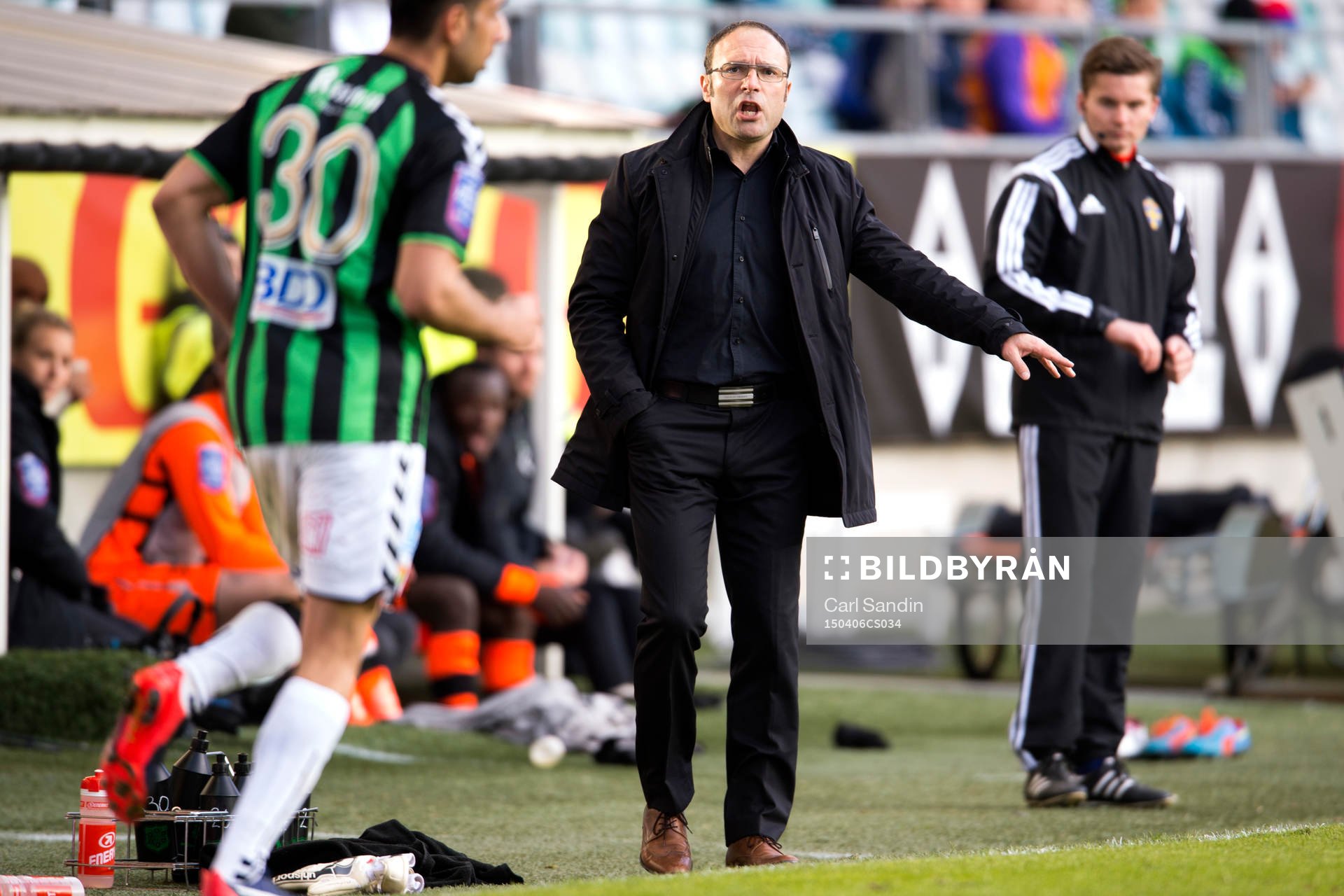Gais tränare Per-Ola Ljung reagerar och gestikulerar under en fotbollsmatch i Superettan mellan Gais och Varberg den 6 april 2015 i Göteborg.