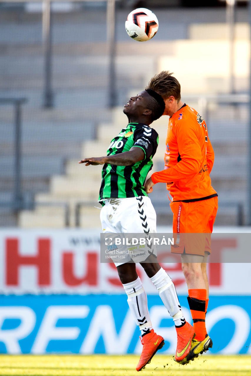 Gais Emil Eliasson i nickduell med Varbergs Robin Tranberg under en fotbollsmatch i Superettan mellan Gais och Varberg den 6 april 2015 i Göteborg.