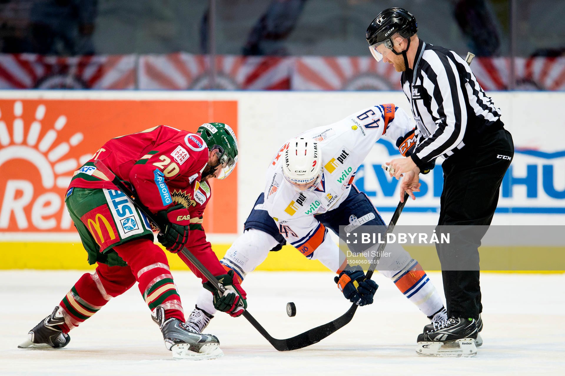 Domaren släpper pucken och Frölundas Joel Lundqvist