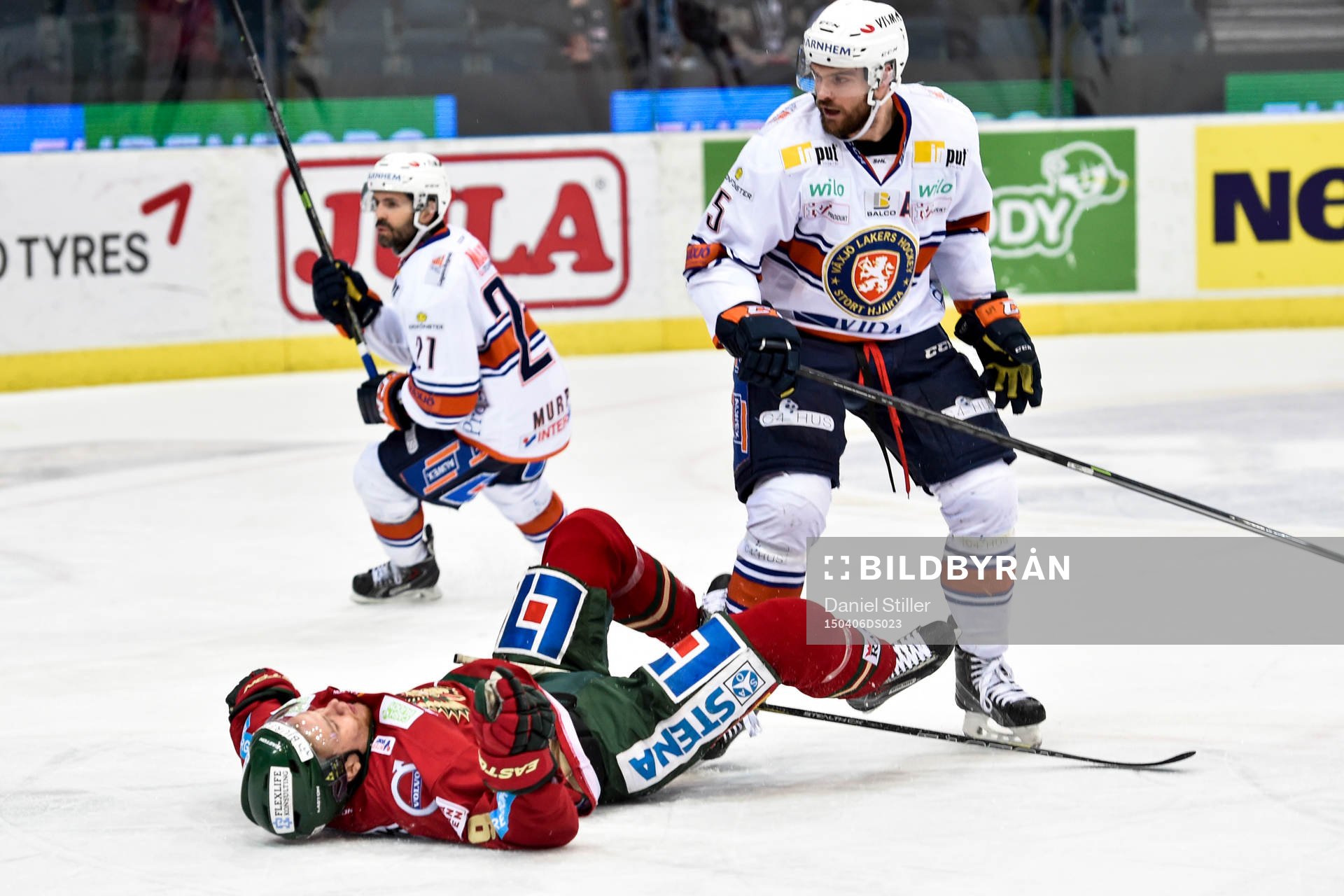 Växjös Noah Welch tacklar omkull Frölundas Max Görtz