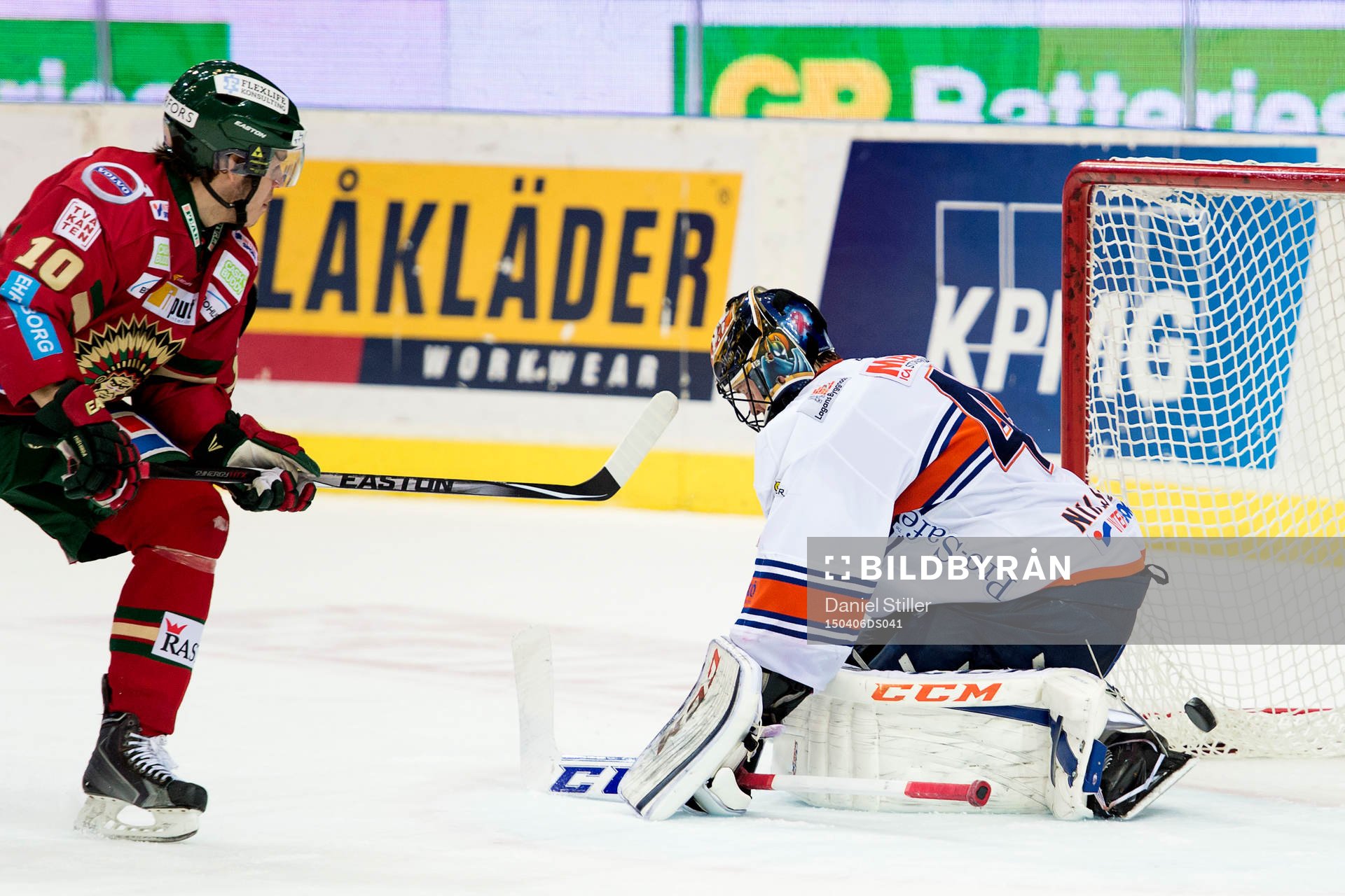 Frölundas Mattias Janmark gör 1-0 bakom Växjös målvakt