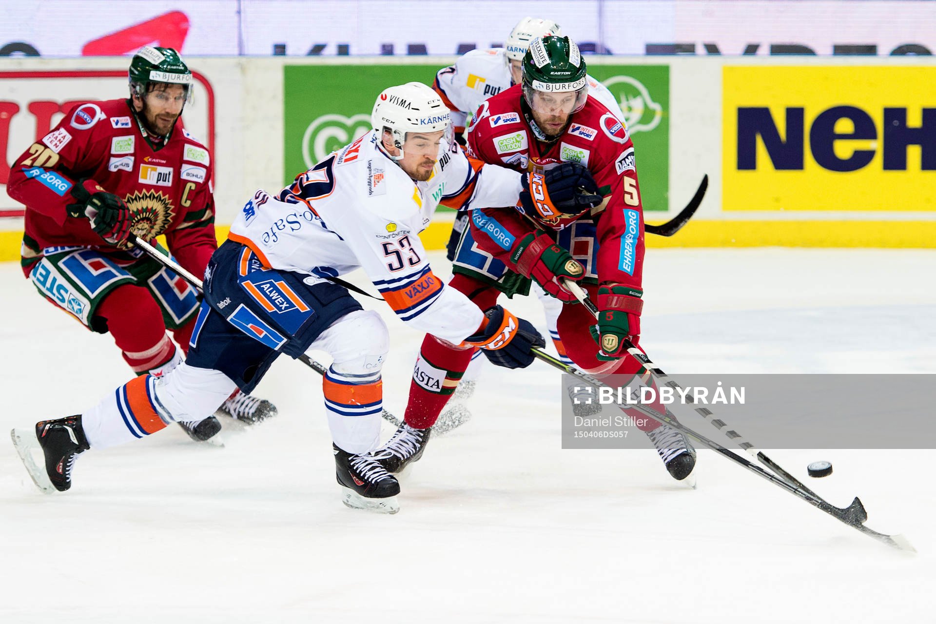 Växjös Eddie Larsson i  kamp med Frölundas Christian