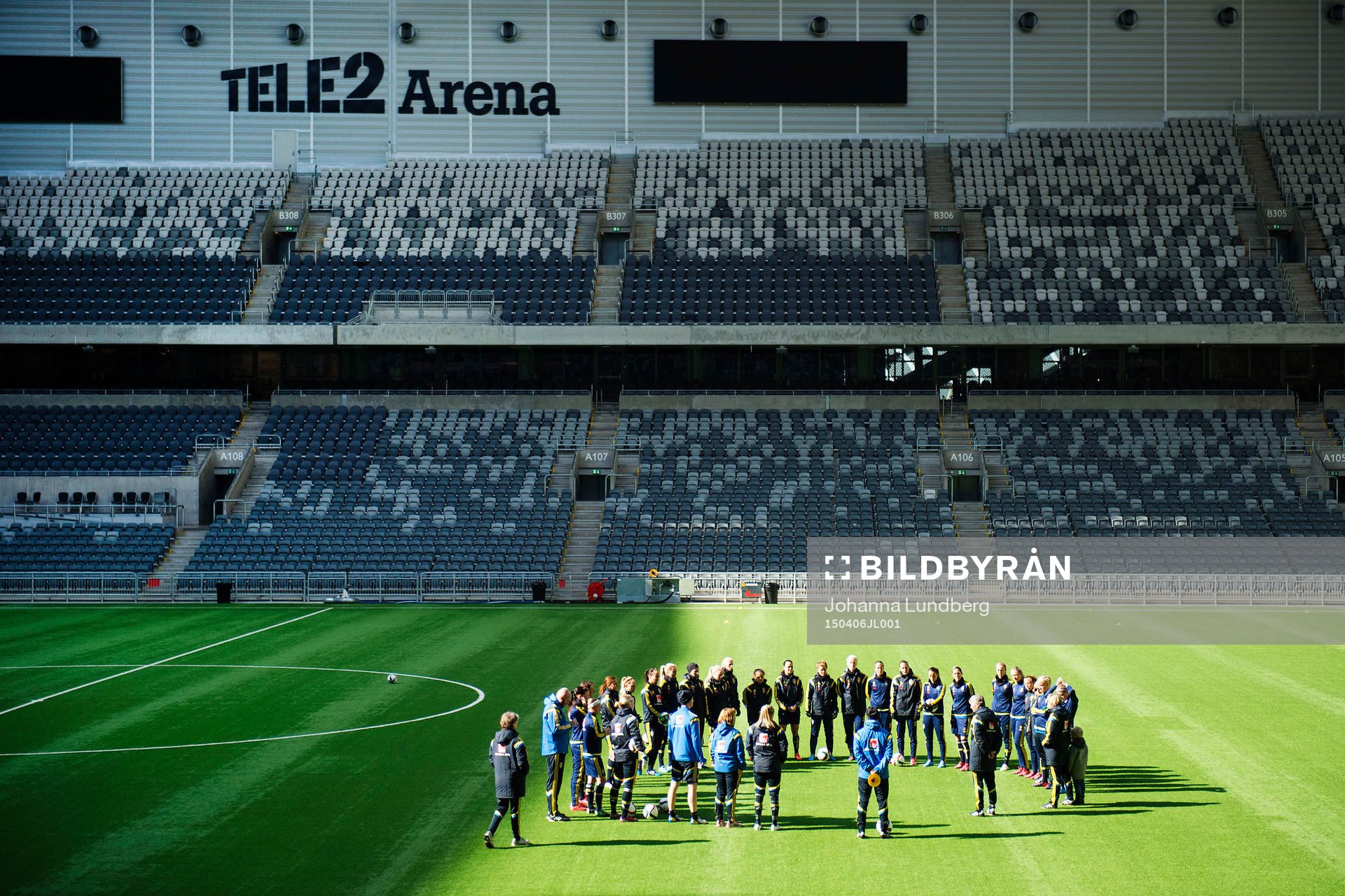 Sveriges spelare får en genomgång av förbundskapten Pia Sundhage under en träning på Tele2 Arena med det svenska landslaget den 6 april 2015 i Stockholm.