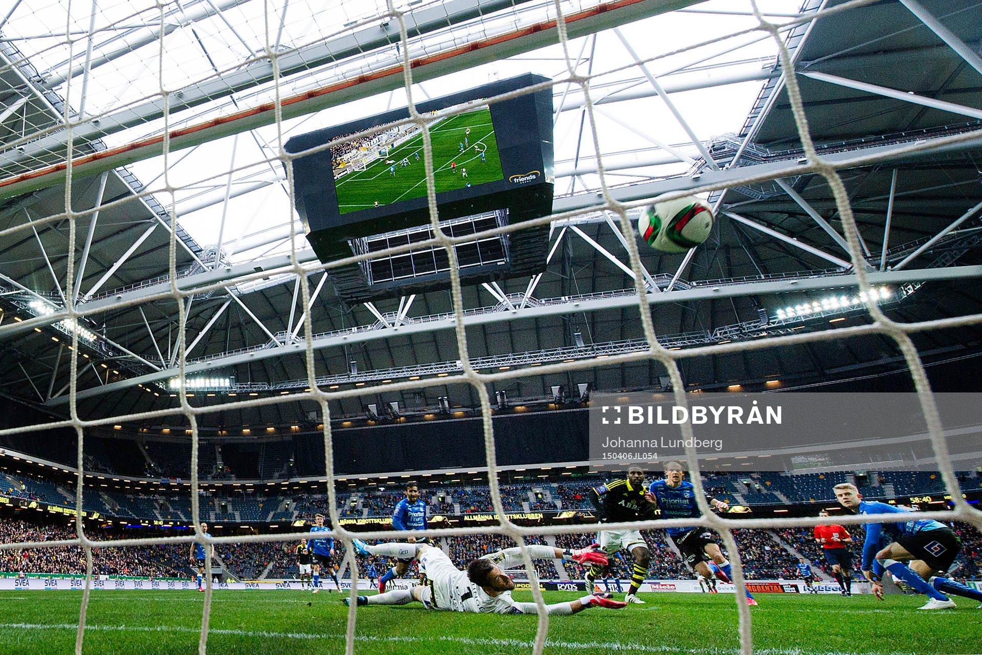 AIK:s Henok Goitom gör 1-0 bakom Halmstads målvakt Stojan Lukic under fotbollsmatchen i Allsvenskan mellan AIK och Halmstad den 6 april 2015 i Stockholm.