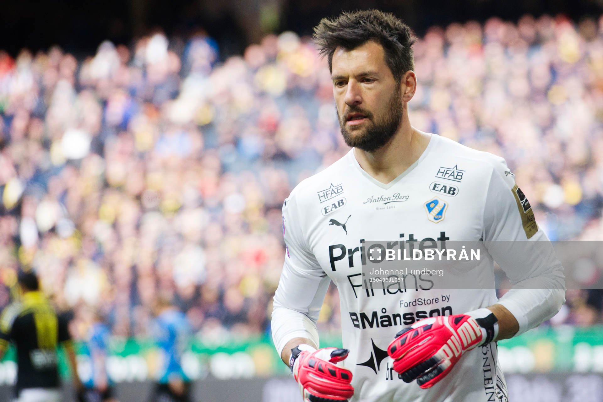 Halmstads målvakt Stojan Lukic under fotbollsmatchen i Allsvenskan mellan AIK och Halmstad den 6 april 2015 i Stockholm.