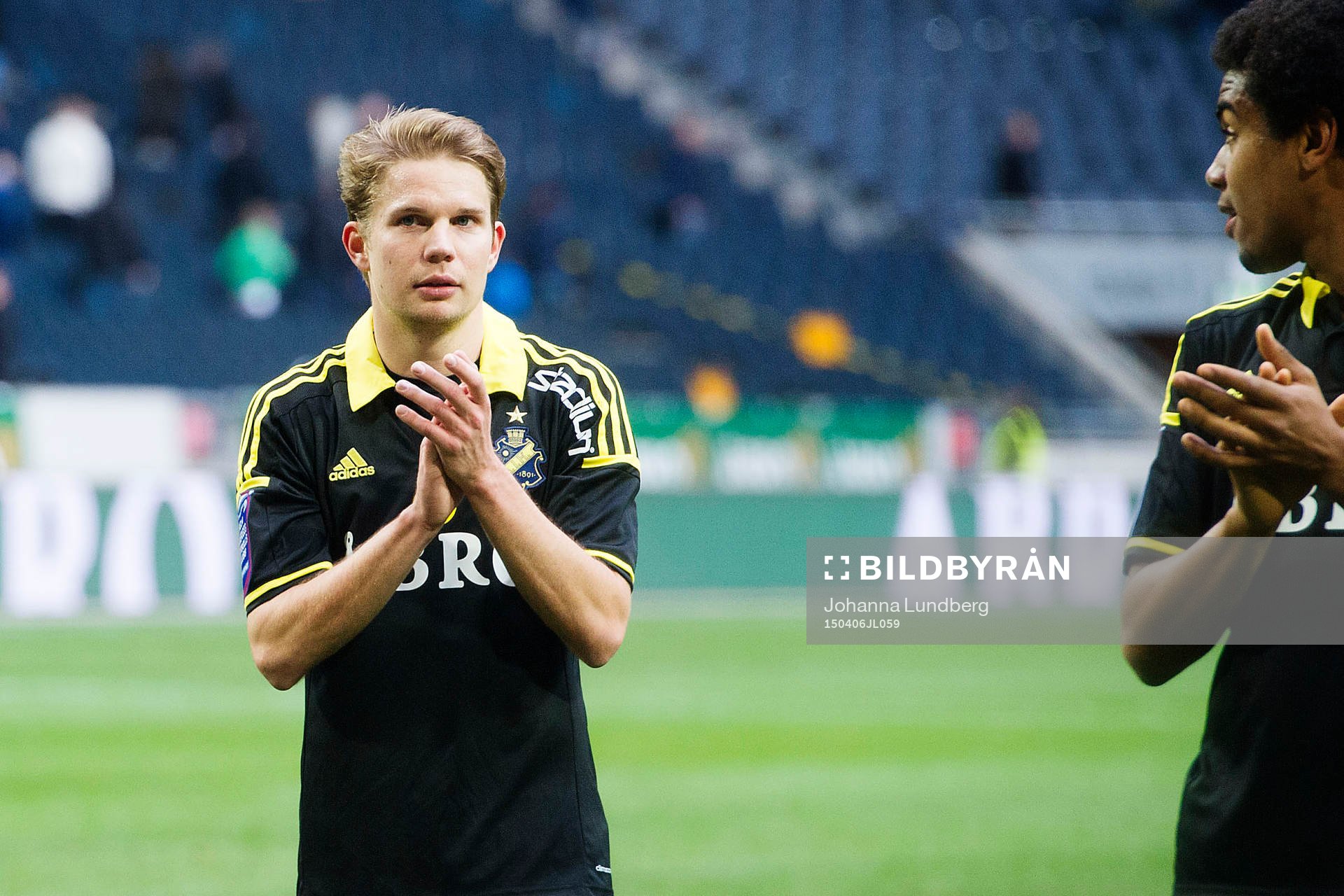 AIK:s Johan Blomberg tackar publiken efter fotbollsmatchen i Allsvenskan mellan AIK och Halmstad den 6 april 2015 i Stockholm.