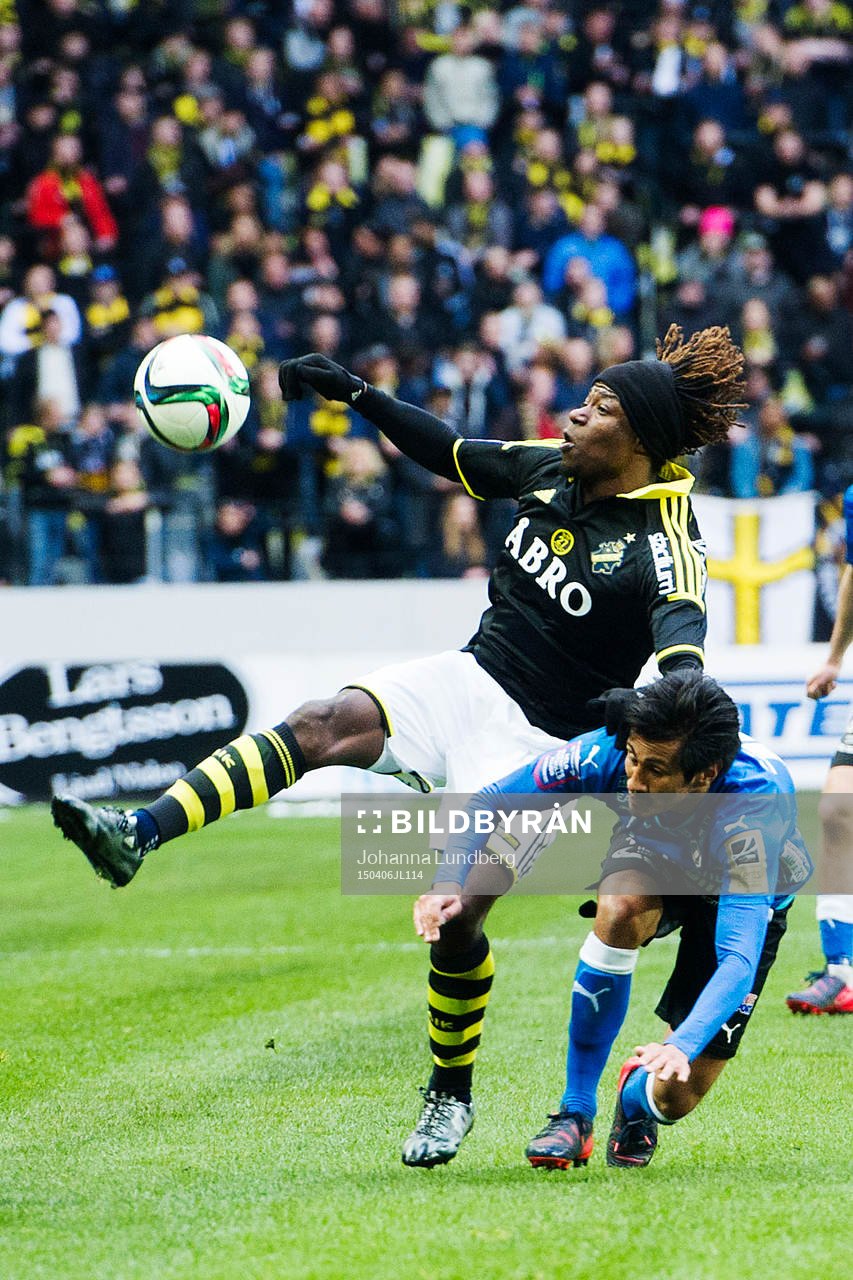 AIK:s Mohamed Bangura och Halmstads Antonio Rojas under fotbollsmatchen i Allsvenskan mellan AIK och Halmstad den 6 april 2015 i Stockholm.