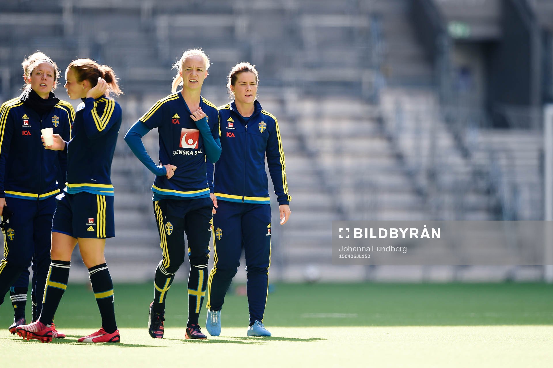 Sveriges Caroline Seger och Hanna Folkesson under en träning med det svenska landslaget den 6 april 2015 i Stockholm.
