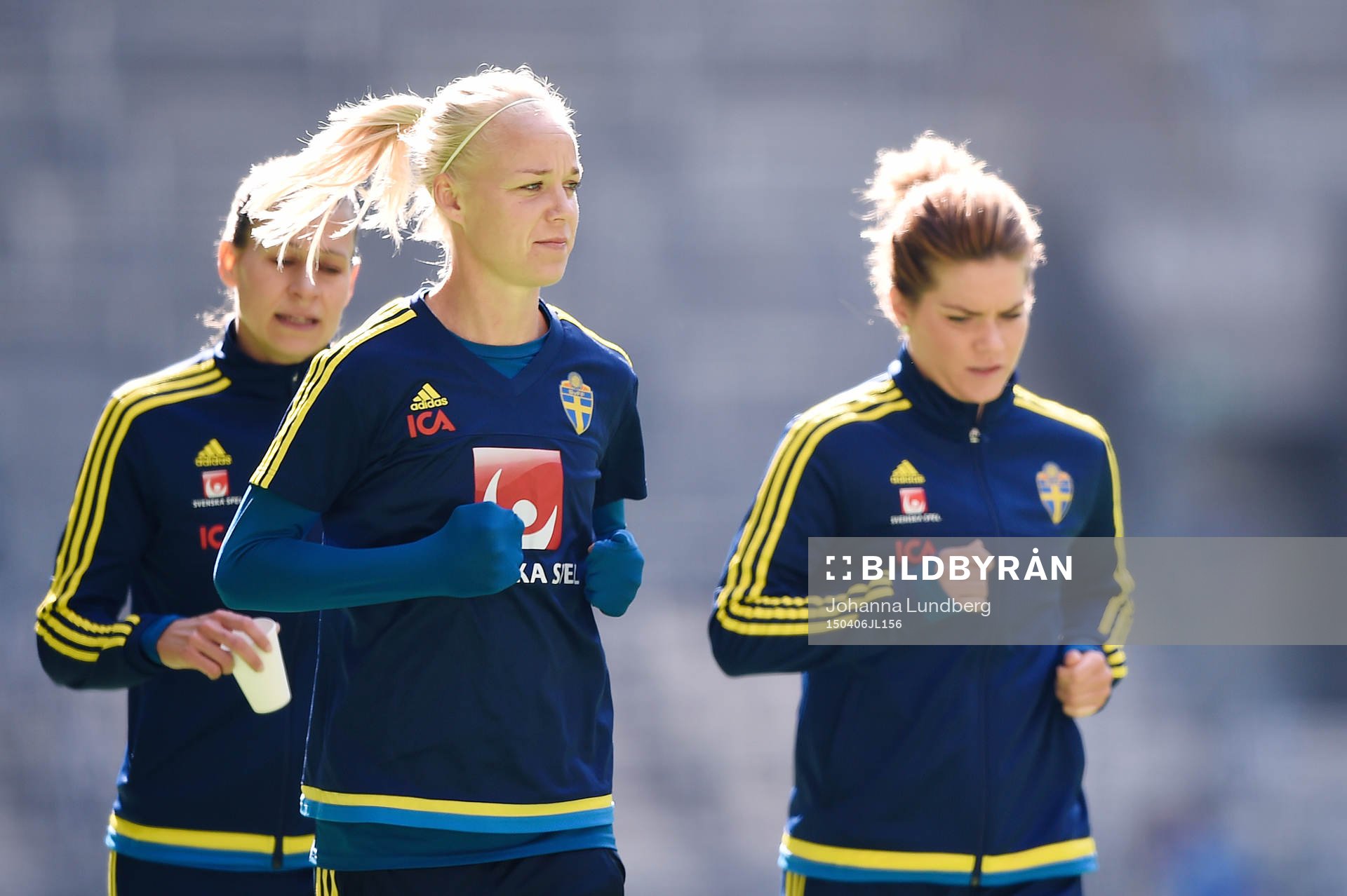 Sveriges Caroline Seger och Hanna Folkesson under en träning med det svenska landslaget den 6 april 2015 i Stockholm.