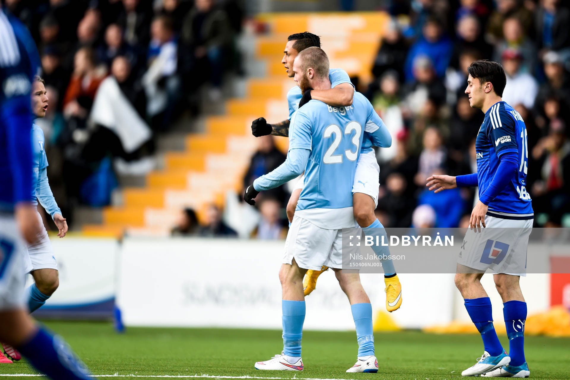 Malmö FFs Victor Yoshimar Yotun Flores jublar med Jo Inge