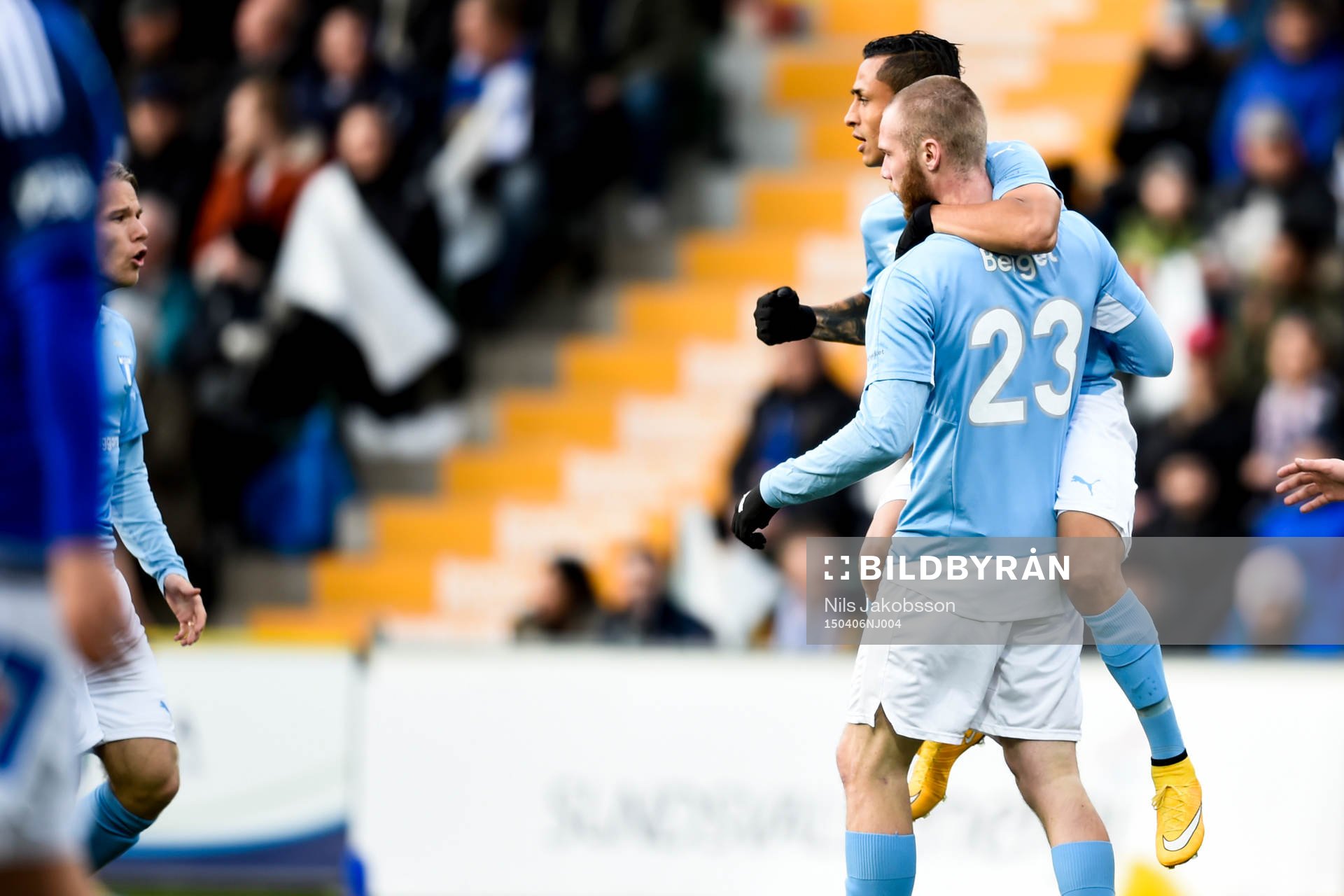 Malmö FFs Victor Yoshimar Yotun Flores jublar med Jo Inge