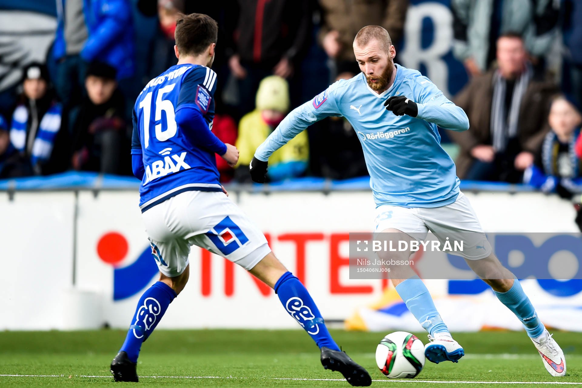 Malmö FFs Jo Inge Berget tar sig förbi Sundsvalls Robert
