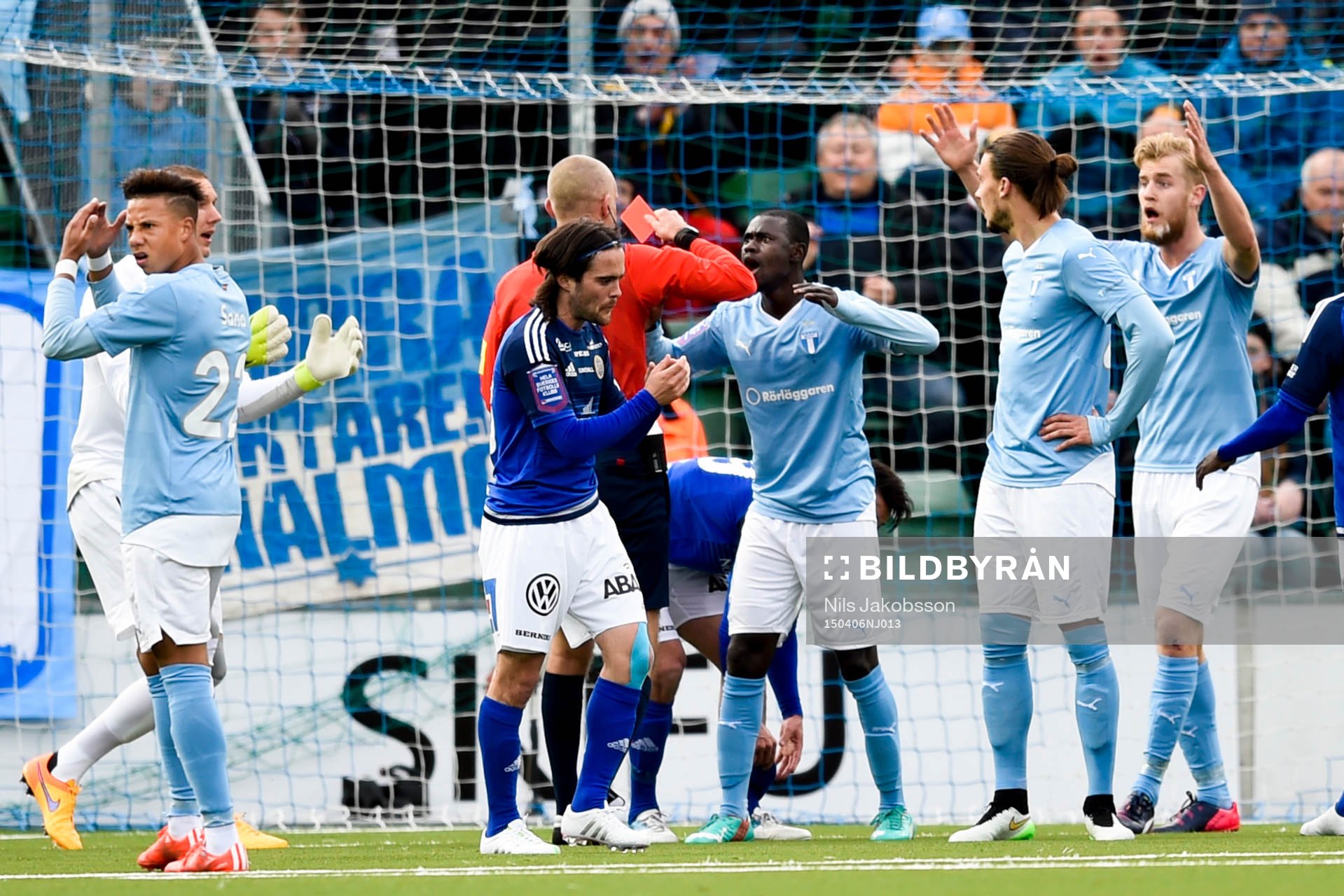 Malmö FFs Enock Kofi Adu får rött kort och det döms