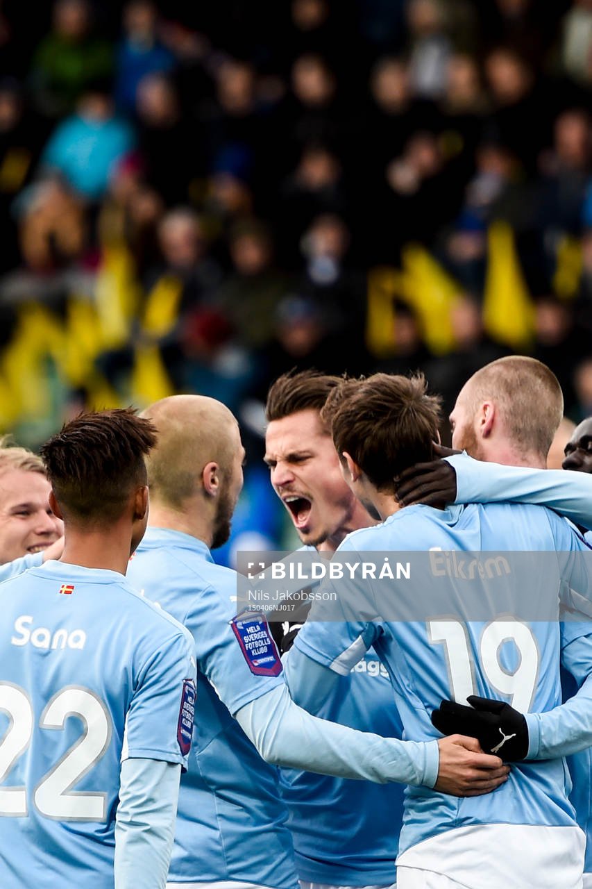 Malmö FFs spelare med Markus Rosenberg (m) jublar