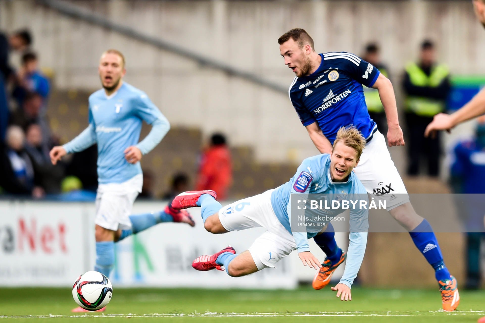 Malmö FFs Oscar Lewicki faller