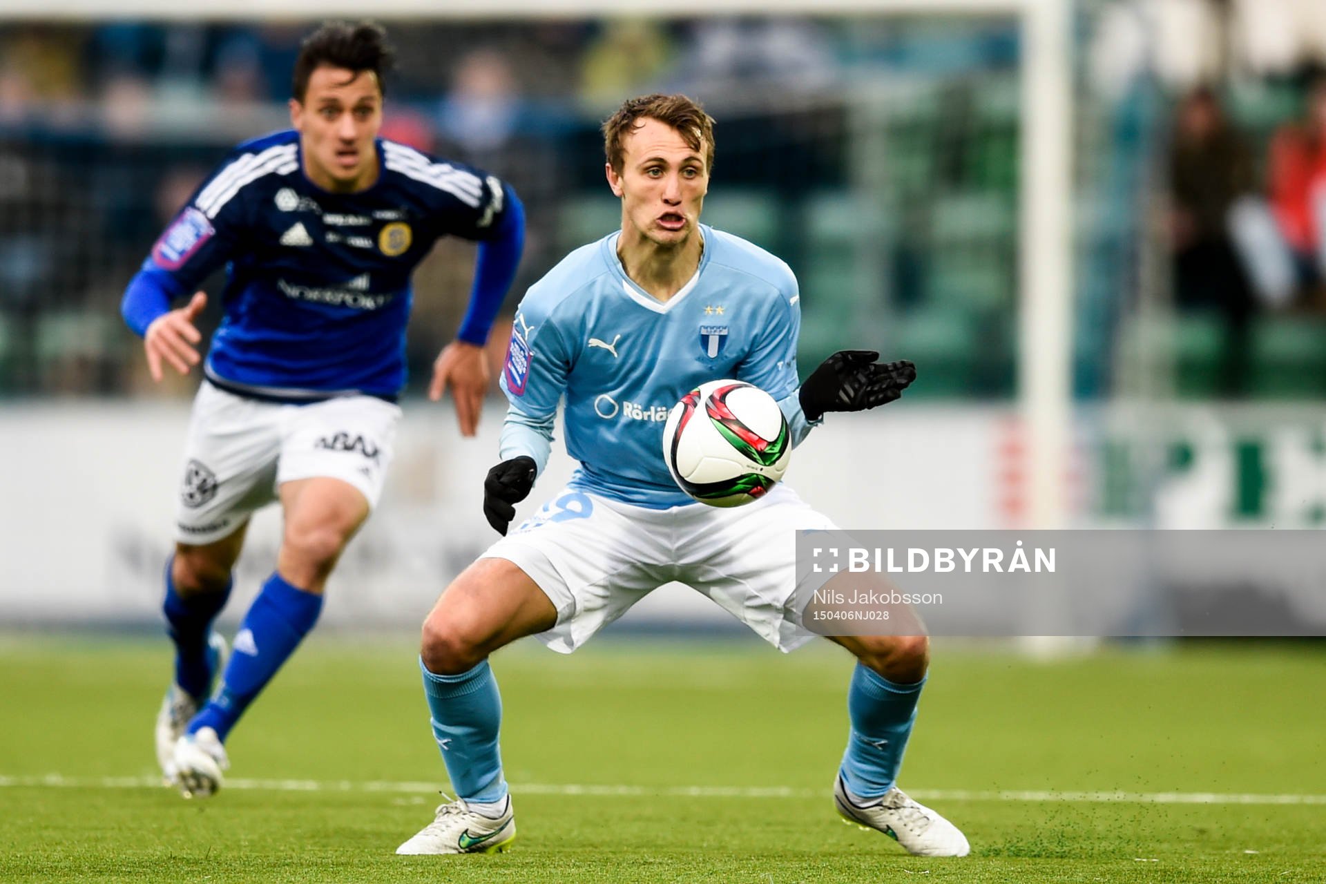 Malmö FFs Magnus Wolff Eikrem och i bakgrunden Sundsvalls