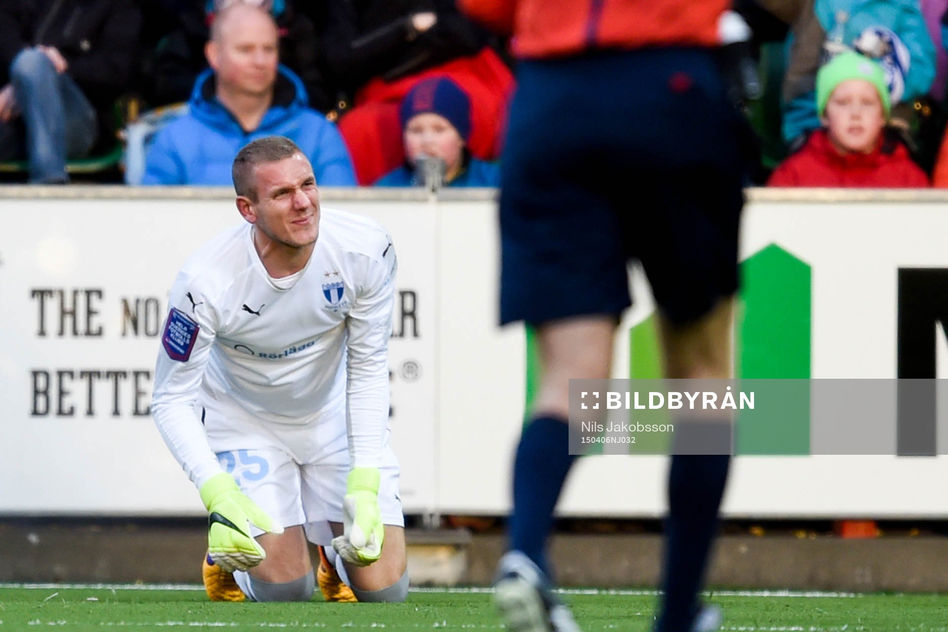 Malmö FFs målvakt Robin Olsen skadar armen