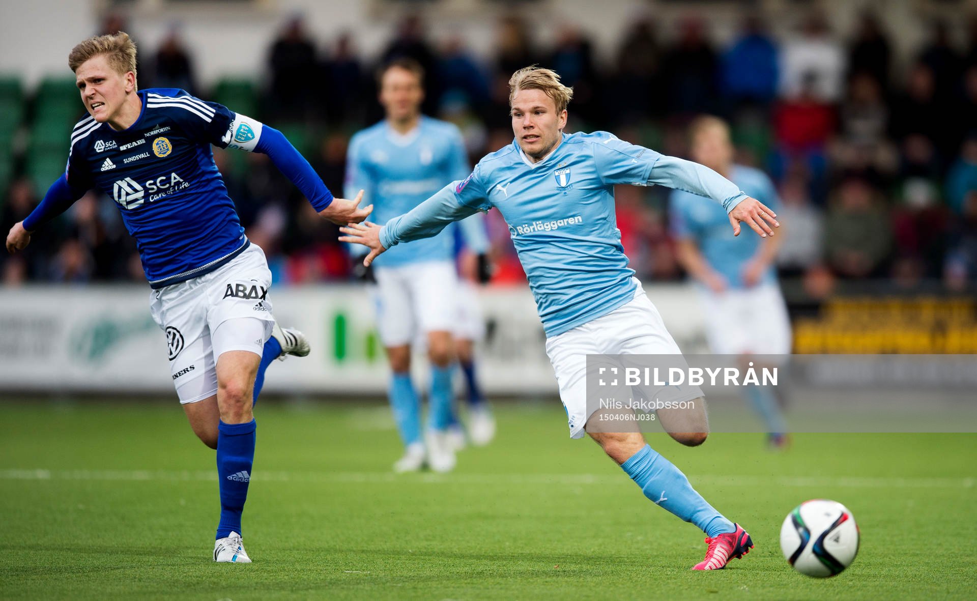 Sundsvalls Joakim Nilsson och Malmö FFs Oscar Lewicki under fotbollsmatchen i Allsvenskan mellan GIF Sundsvall och Malmö FF den 6 april 2015 i Sundsvall.