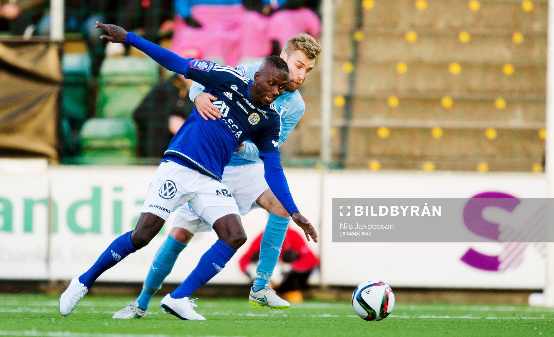 Sundsvalls Pa Amat Dibba och Malmö FFs Rasmus Bengtsson