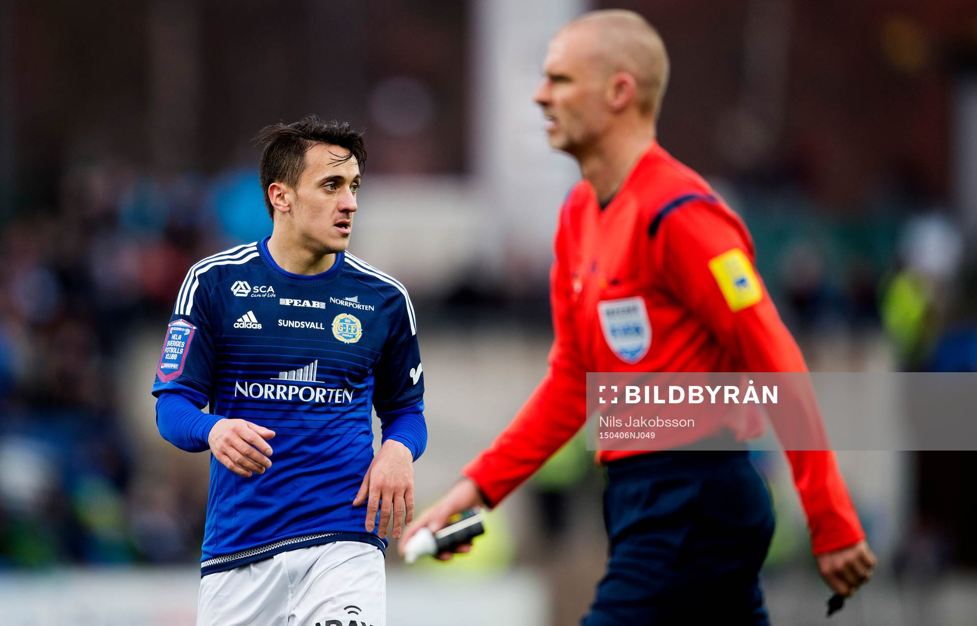 Sundsvalls Adam Chennoufi och domare Michael Lerjeus