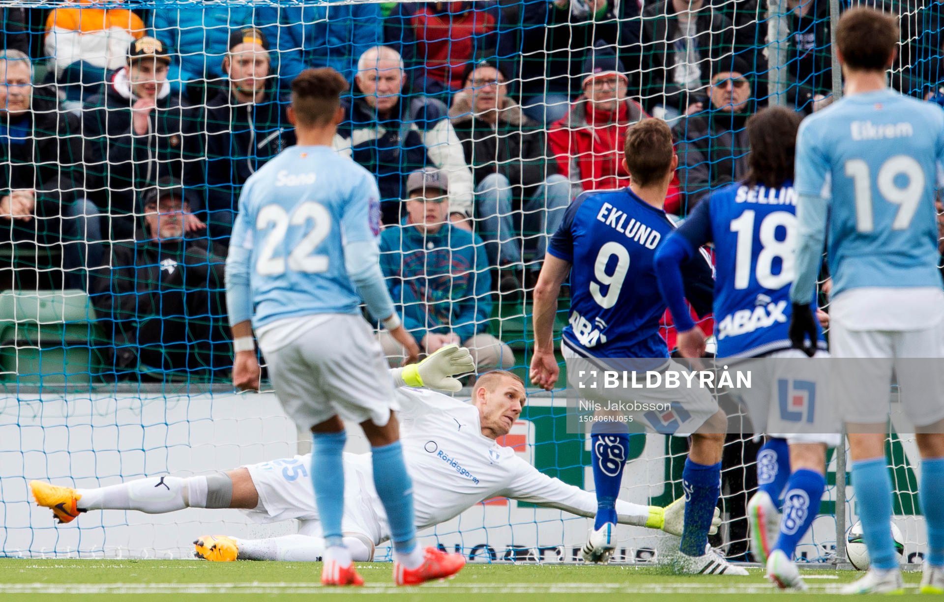 Sundsvalls Johan Eklund gör mål på straff på Malmö FFs