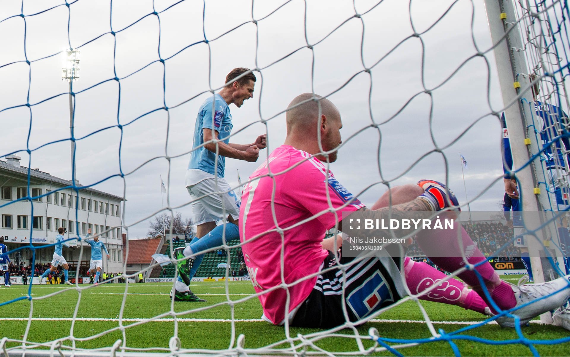 Malmö FFs Markus Rosenberg jublar och Sundsvalls målvakt