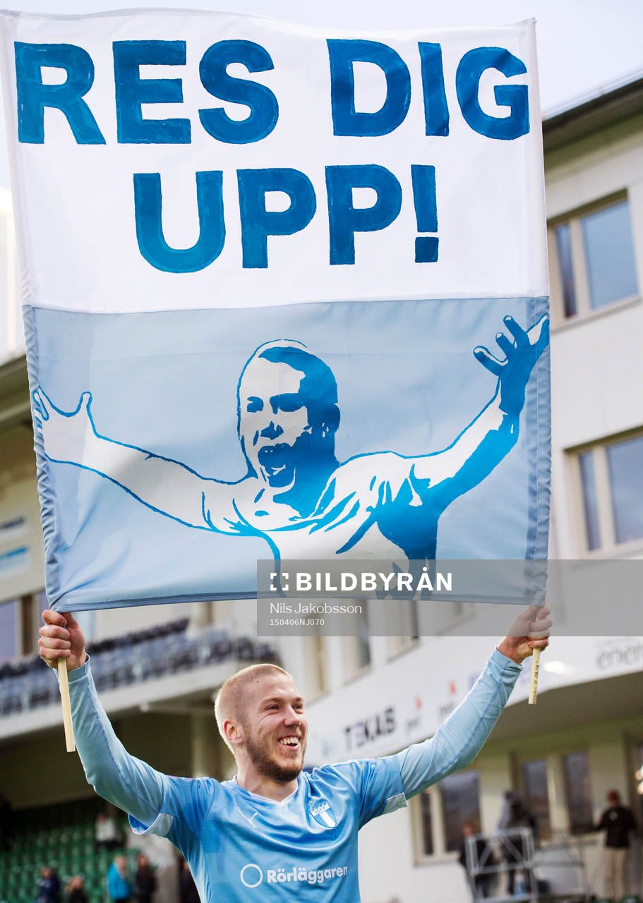 Malmö FFs Anton Tinnerholm med sin egna banderroll