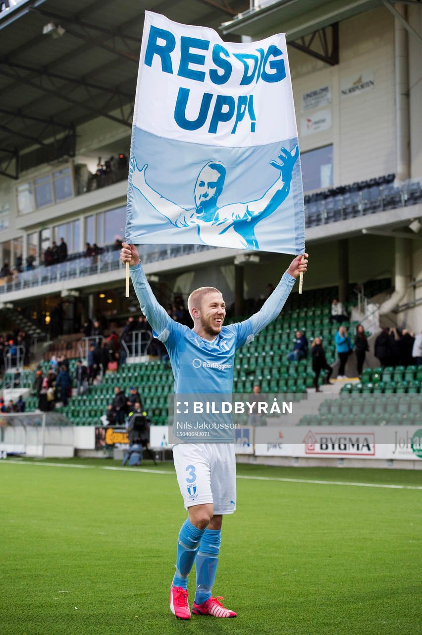 Malmö FFs Anton Tinnerholm med sin egna banderroll under fotbollsmatchen i Allsvenskan mellan GIF Sundsvall och Malmö FF den 6 april 2015 i Sundsvall.