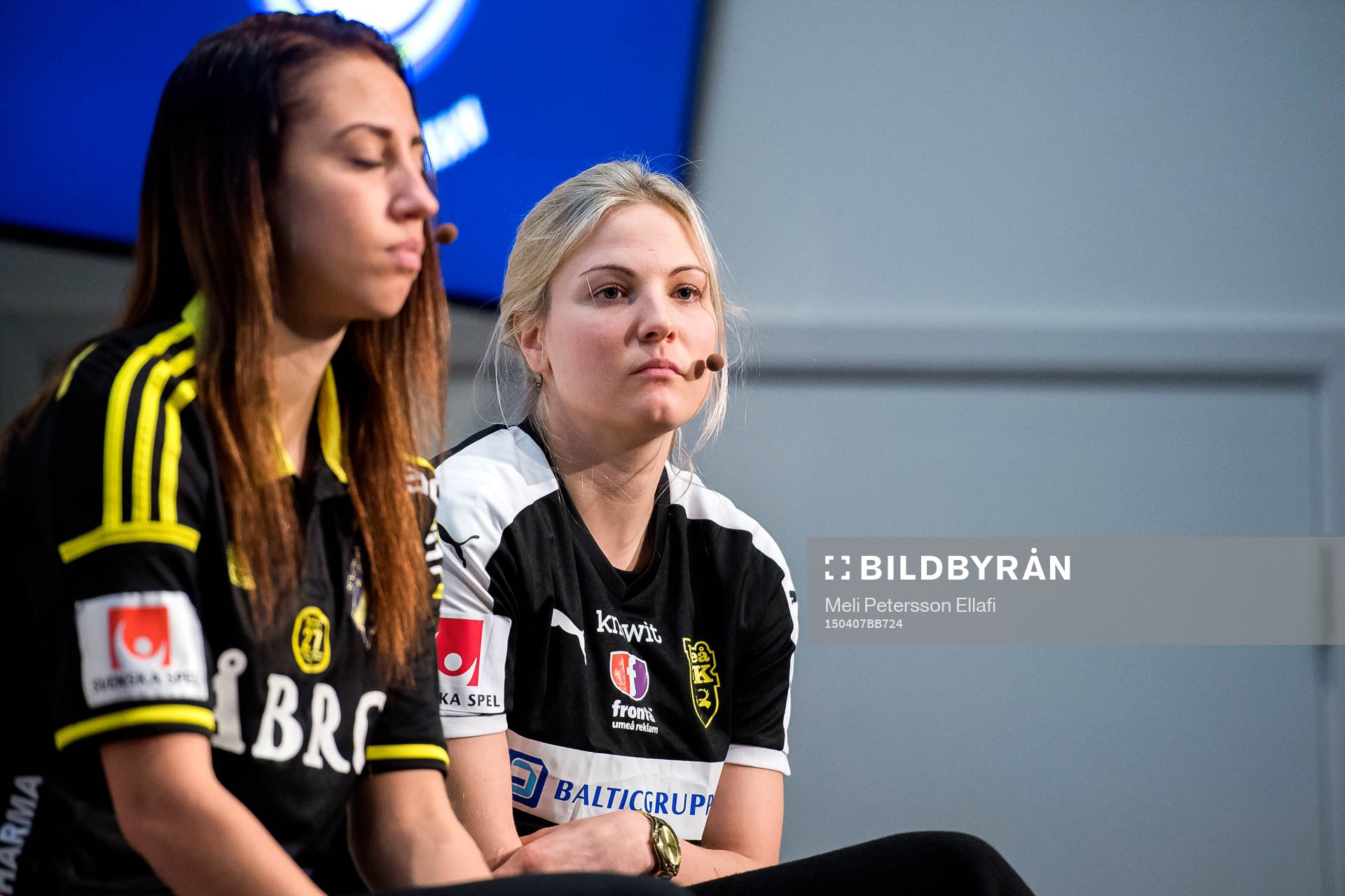 AIK:s Petra Andersson och Umeå IK:s Lisa Lantz under upptaktsträffen inför Damallsvenskan i fotboll den 4 april 2015 i Stockholm.