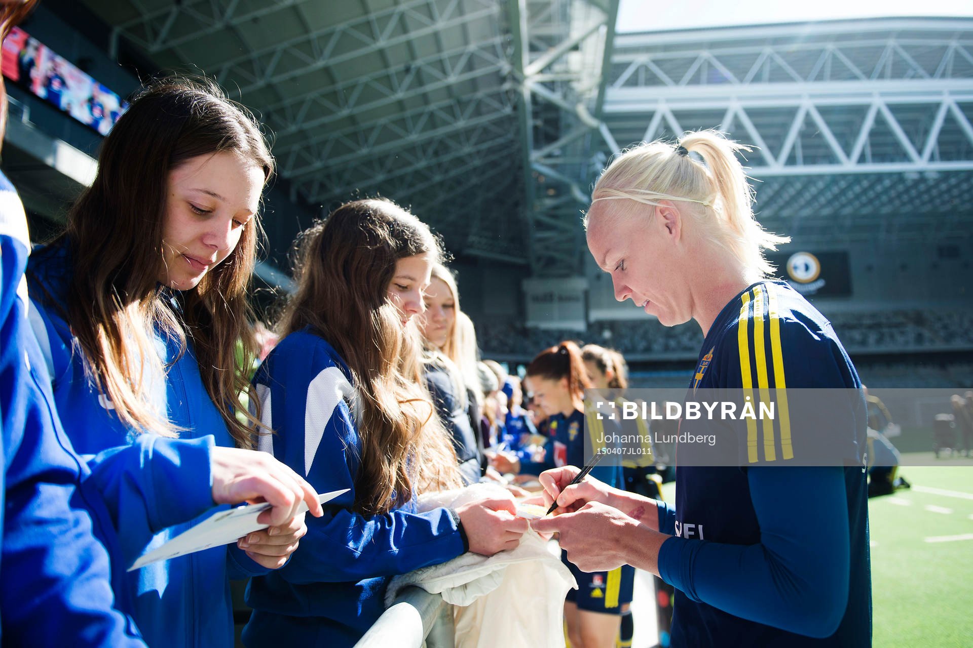 Sveriges Caroline Seger skriver autografer