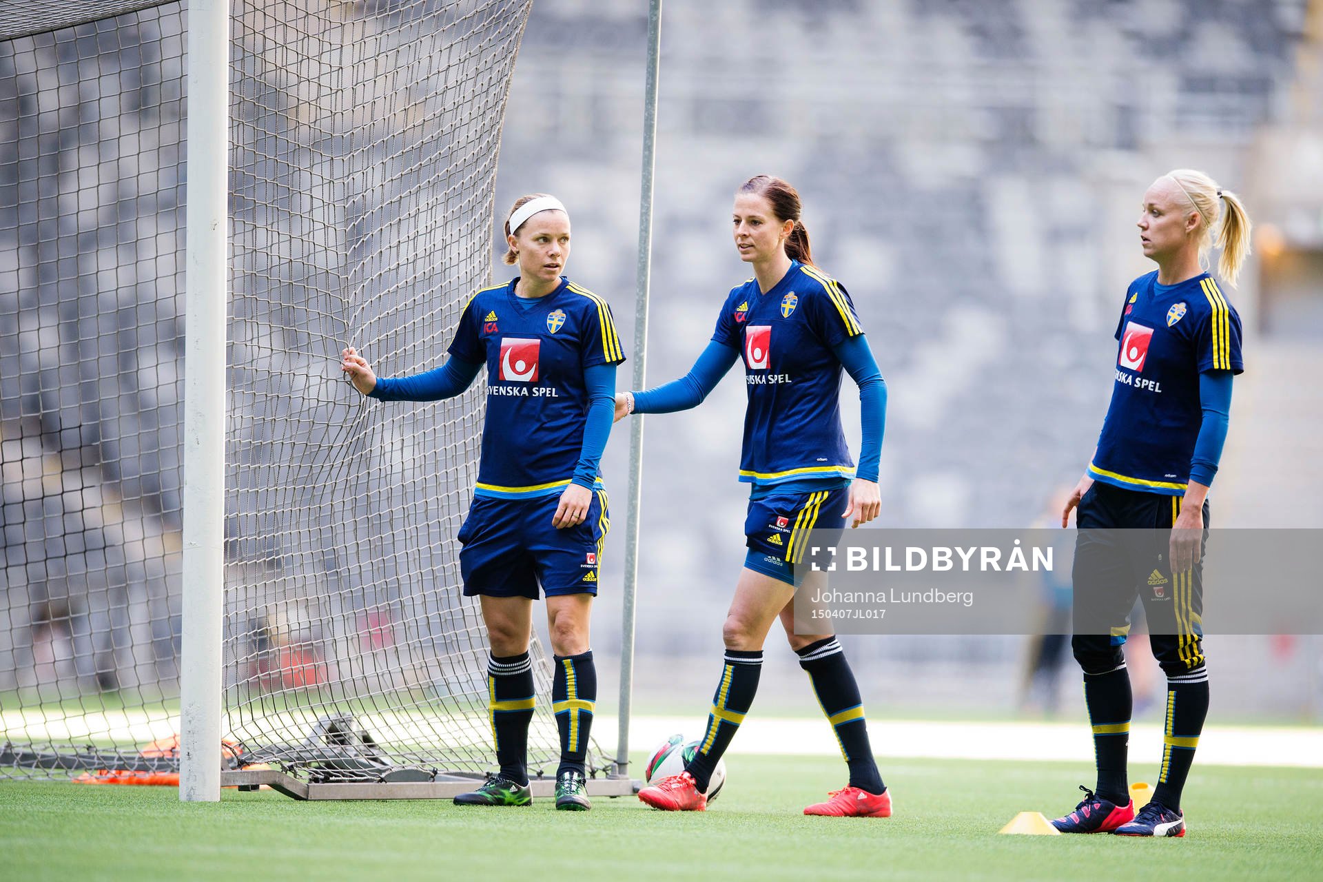 Sveriges Sara Thunebro, Lotta Schelin och Caroline Seger under en träning med det svenska landslaget den 7 april 2015 i Stockholm.