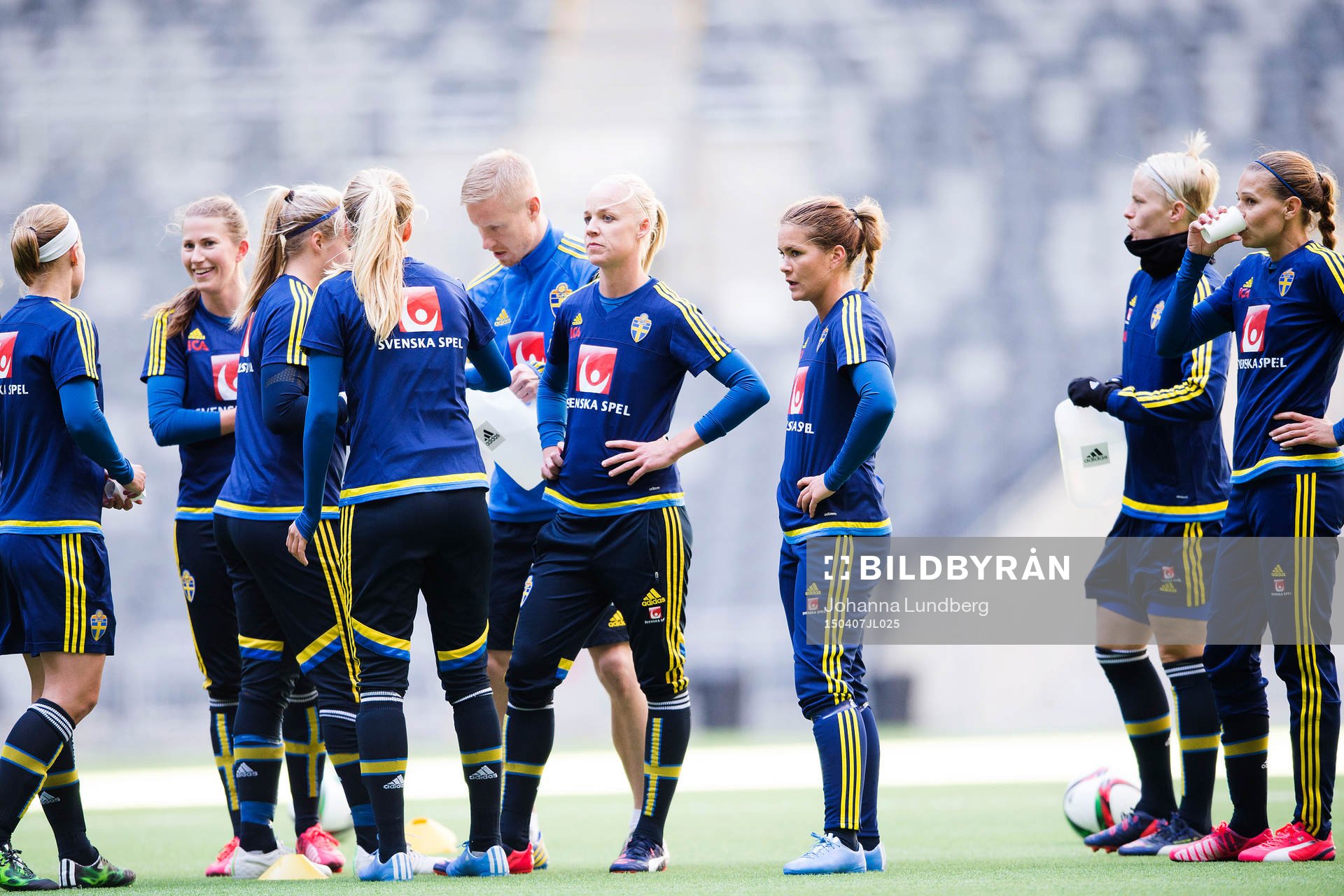 Sveriges spelare med bl.a. Emma Berglund, Caroline Seger,