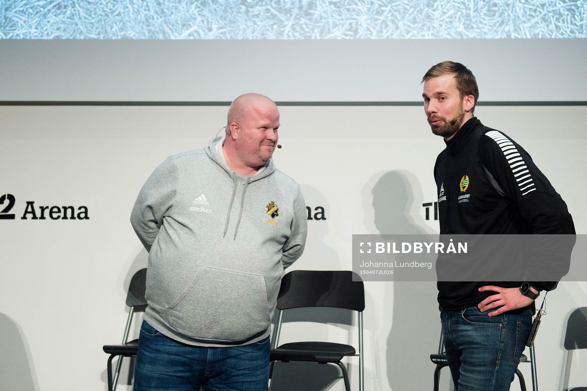 AIK:s tränare Mattias Eriksson och Hammarbys tränare Pär Lagerström under upptaktsträffen inför Damallsvenskan i fotboll den 7 april 2015 i Stockholm.