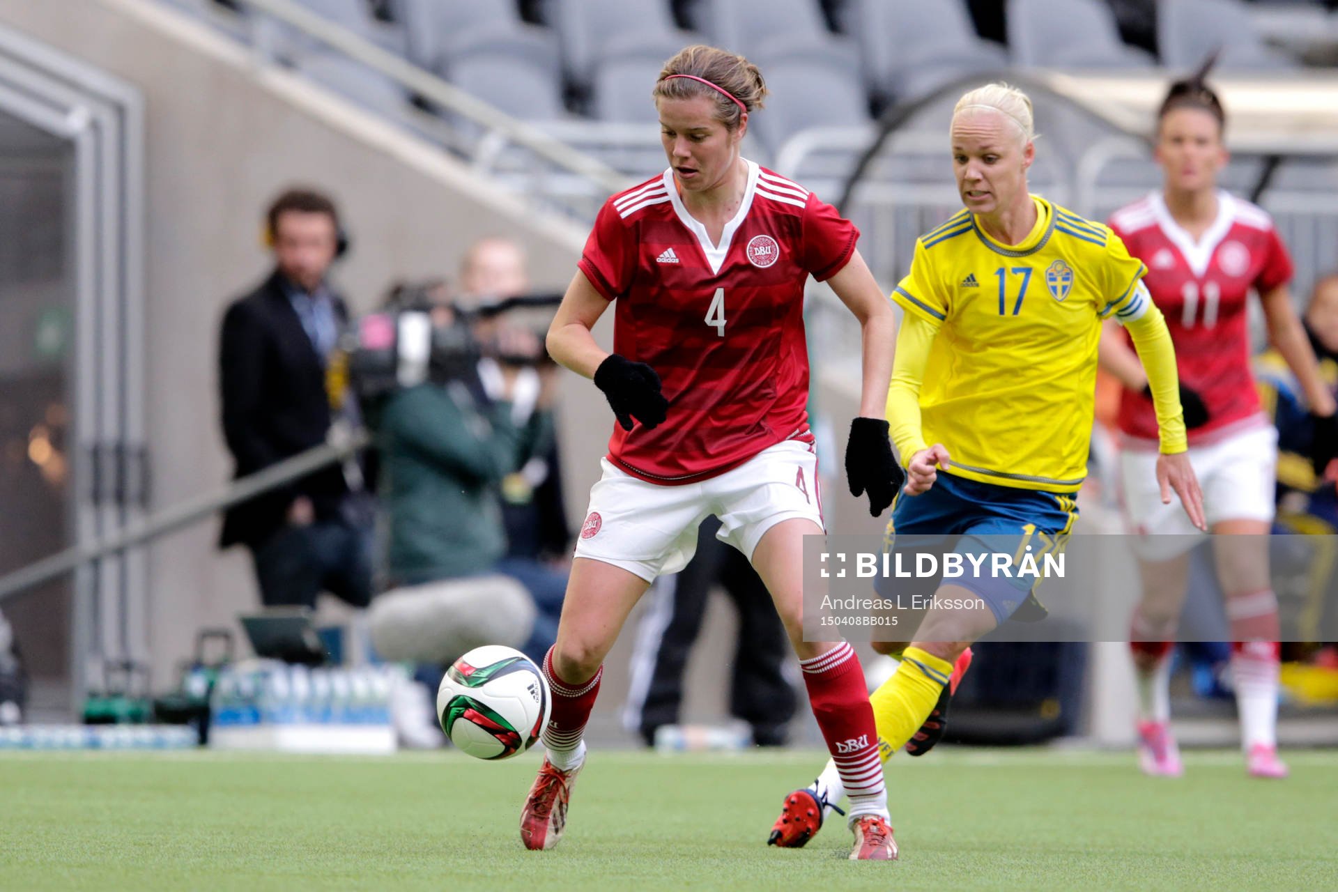 Danmarks Sofie Junge Pedersen och Sveriges Caroline Seger