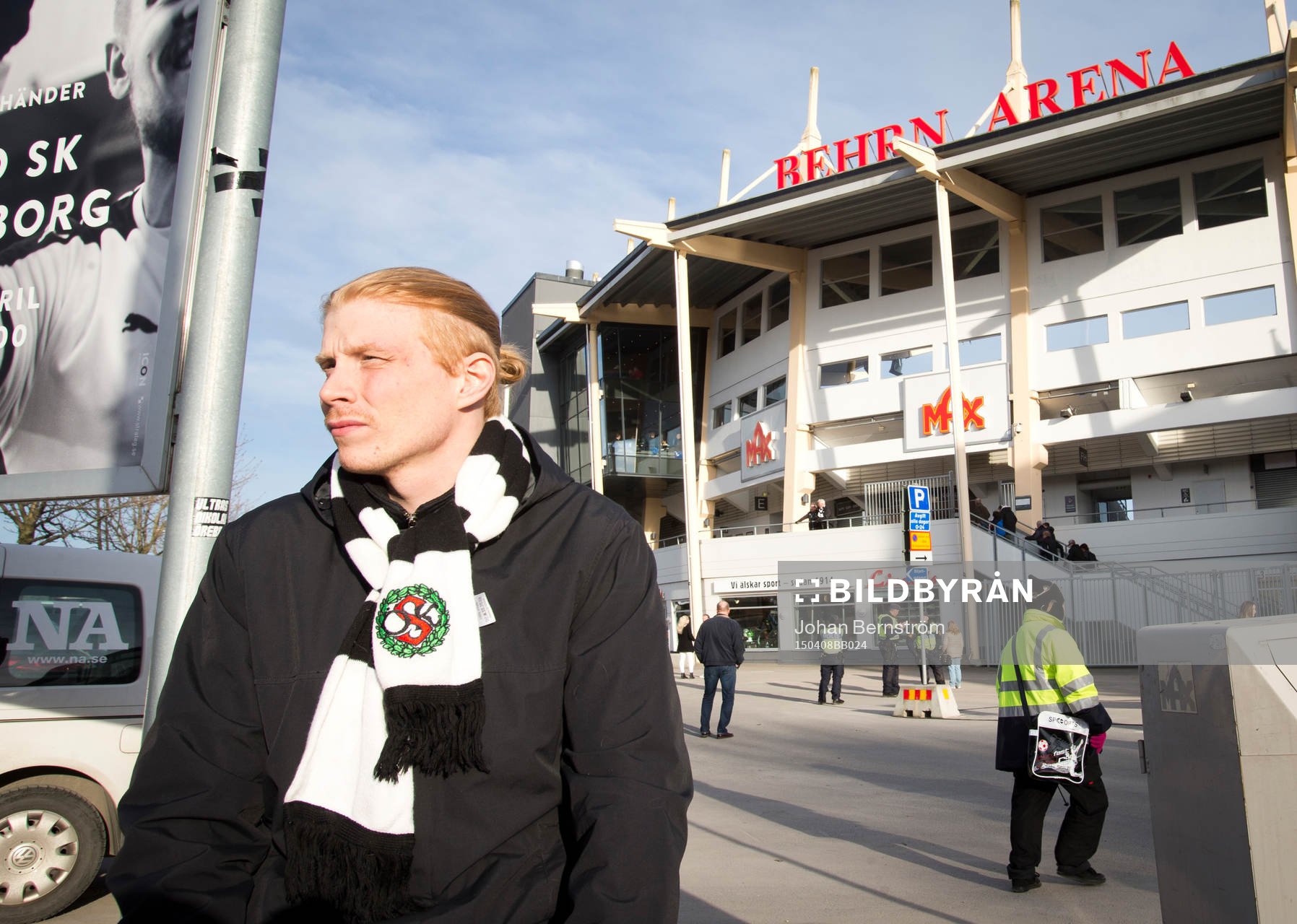 Örebrosupporter med örebrohalsduk utanför Behrn Arena