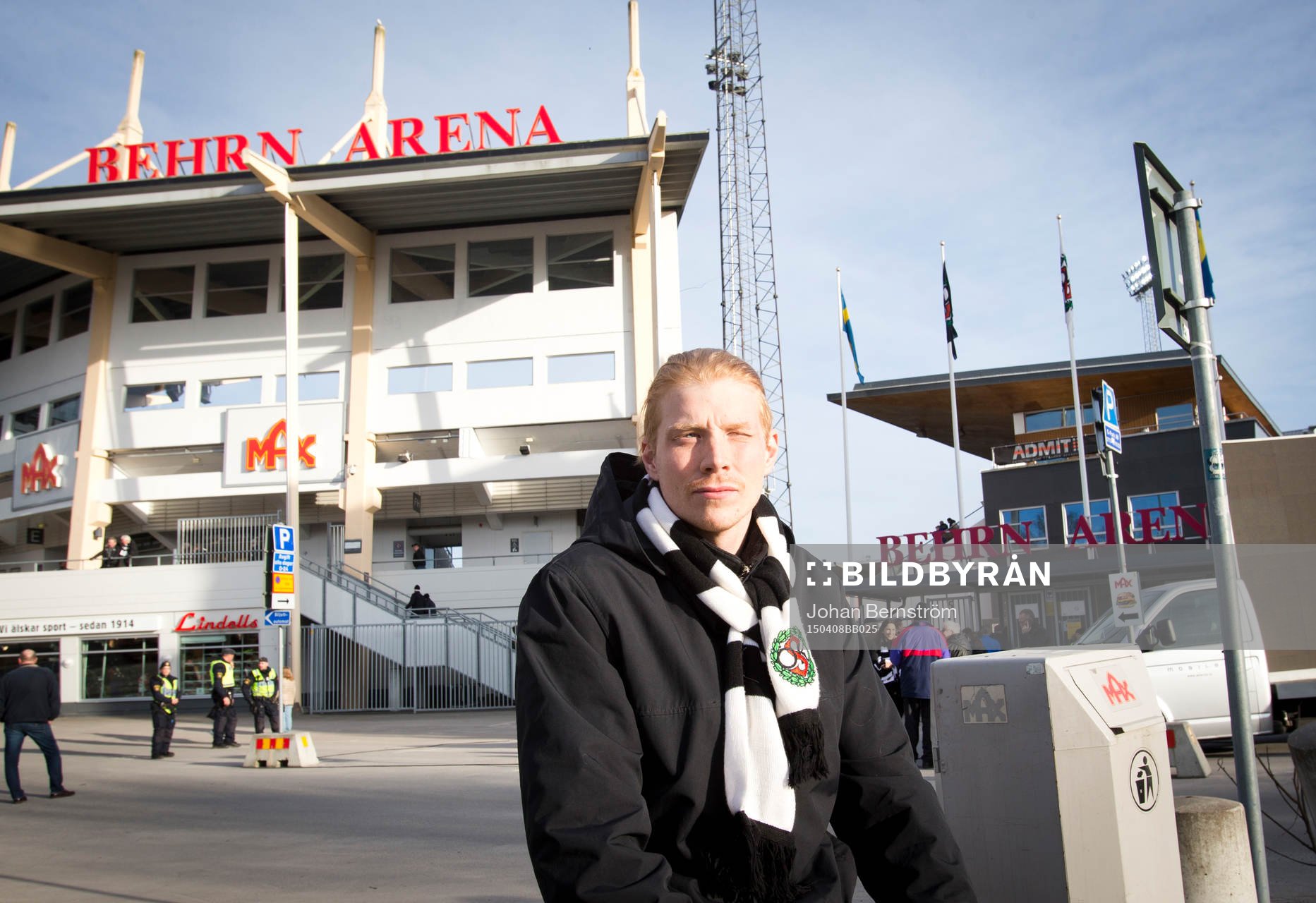 Örebrosupporter med örebrohalsduk utanför Behrn Arena