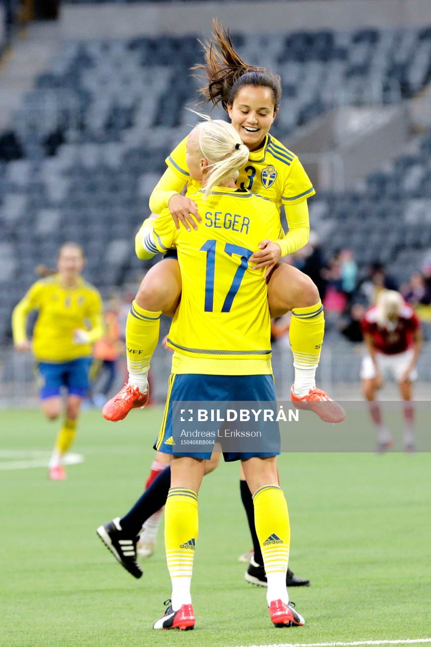 Sveriges Malin Diaz Pettersson gratulerar Caroline Seger