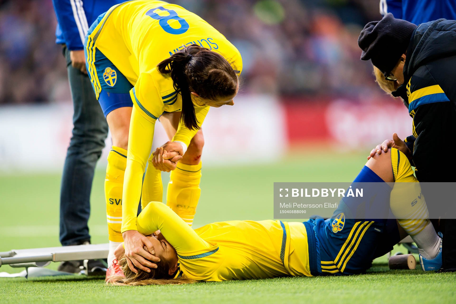 Sveriges Hanna Folkesson blir tröstad av Lotta Schelin