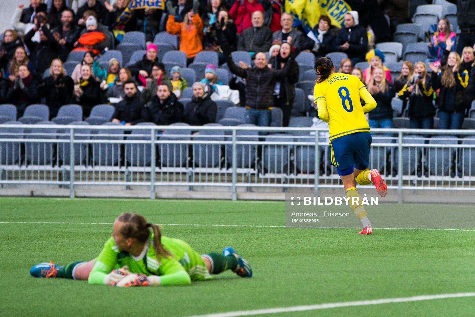 Danmarks målvakt Stina Lykke Petersen ligger ner