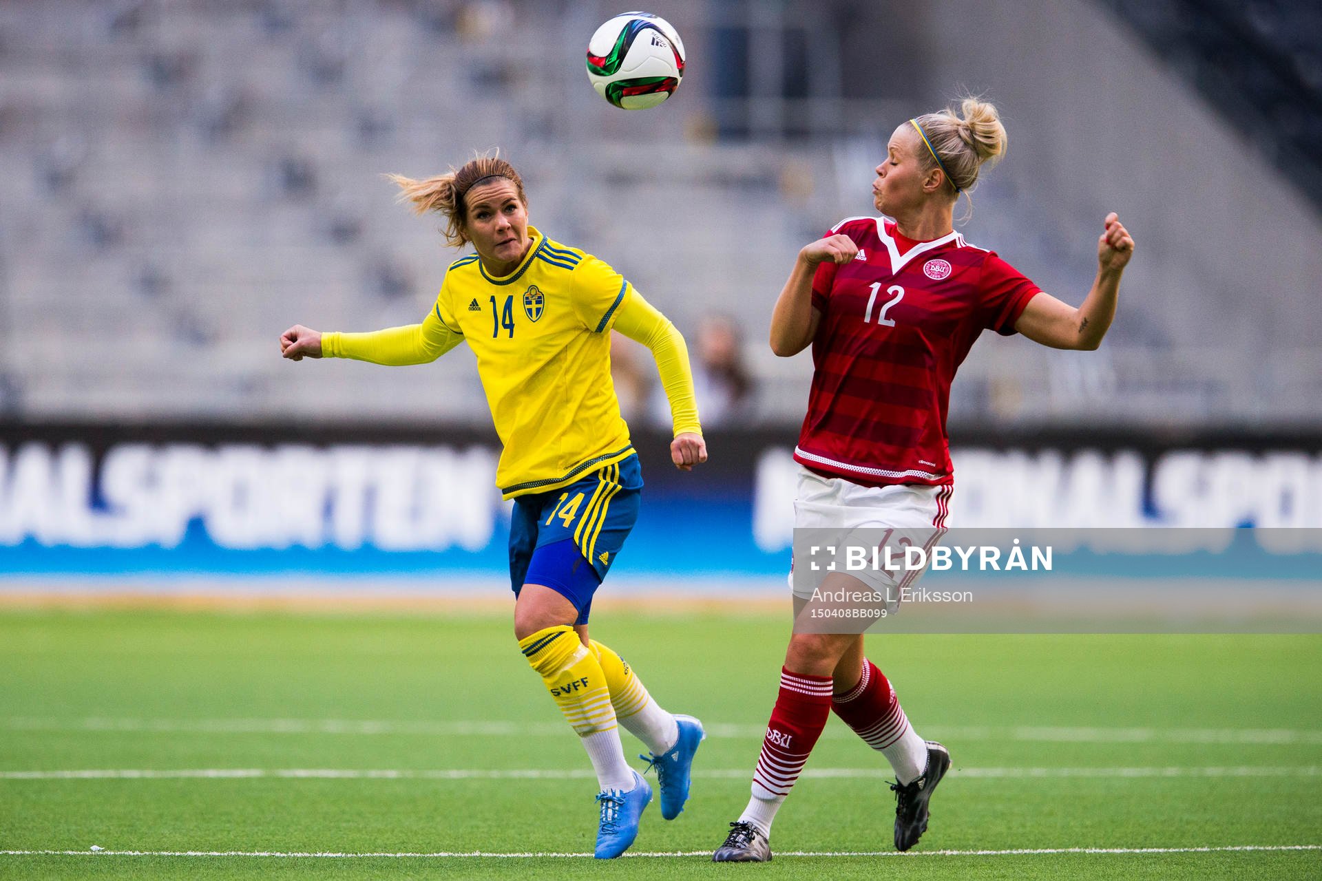 Sveriges Hanna Folkesson i en nickduell med Danmarks Julie Tavlo Petersson under fotbollslandskampen mellan Sverige och Danmark den 8 april 2015 i Stockholm.